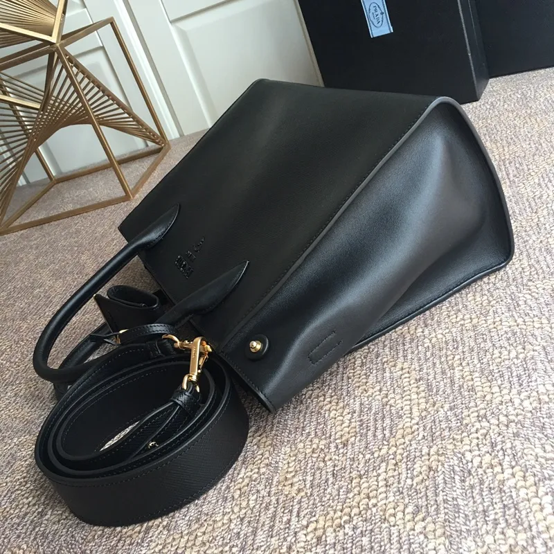 💰2100, exclusive first release model 🎉🎉🎉1BA155 black, new model for early spring 💪💪💪, made of imported thick cross cowhide + imported calfskin, 175 OEM code, painted with the same color lettering mark, unique among classics 🎁Fashionable and elegant, length 33x height 24x bottom 15cm