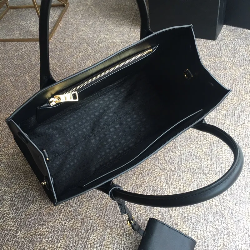 💰2100, exclusive first release model 🎉🎉🎉1BA155 black, new model for early spring 💪💪💪, made of imported thick cross cowhide + imported calfskin, 175 OEM code, painted with the same color lettering mark, unique among classics 🎁Fashionable and elegant, length 33x height 24x bottom 15cm