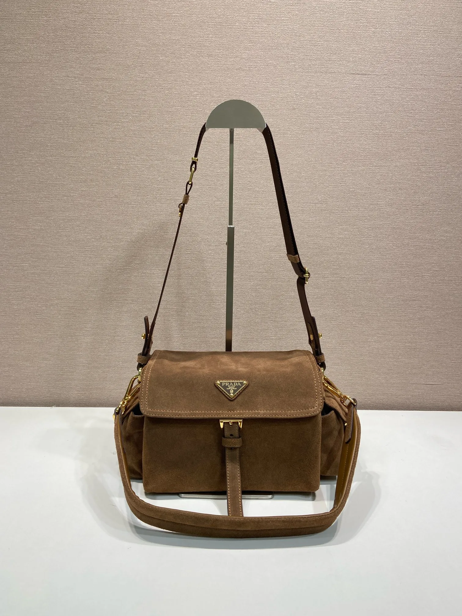 💰1520🎉New messenger bag🎉1BD394 suede leather🎉🎉 This handbag perfectly combines sophistication and functionality. It is made of imported suede leather with a soft outline and multiple pockets. Combining sporty and versatile elements, the lightweight and practical design features an enameled triangle metal logo and leather details. Equipped with 2 detachable shoulder straps, large capacity, perfect, and a popular style that will never go out of style. The large size is suitable for both men and women, so hurry up and get it🎉🎉 Length 30x Height 14x Bottom 10cm🎉🎉🎉💰💰💰