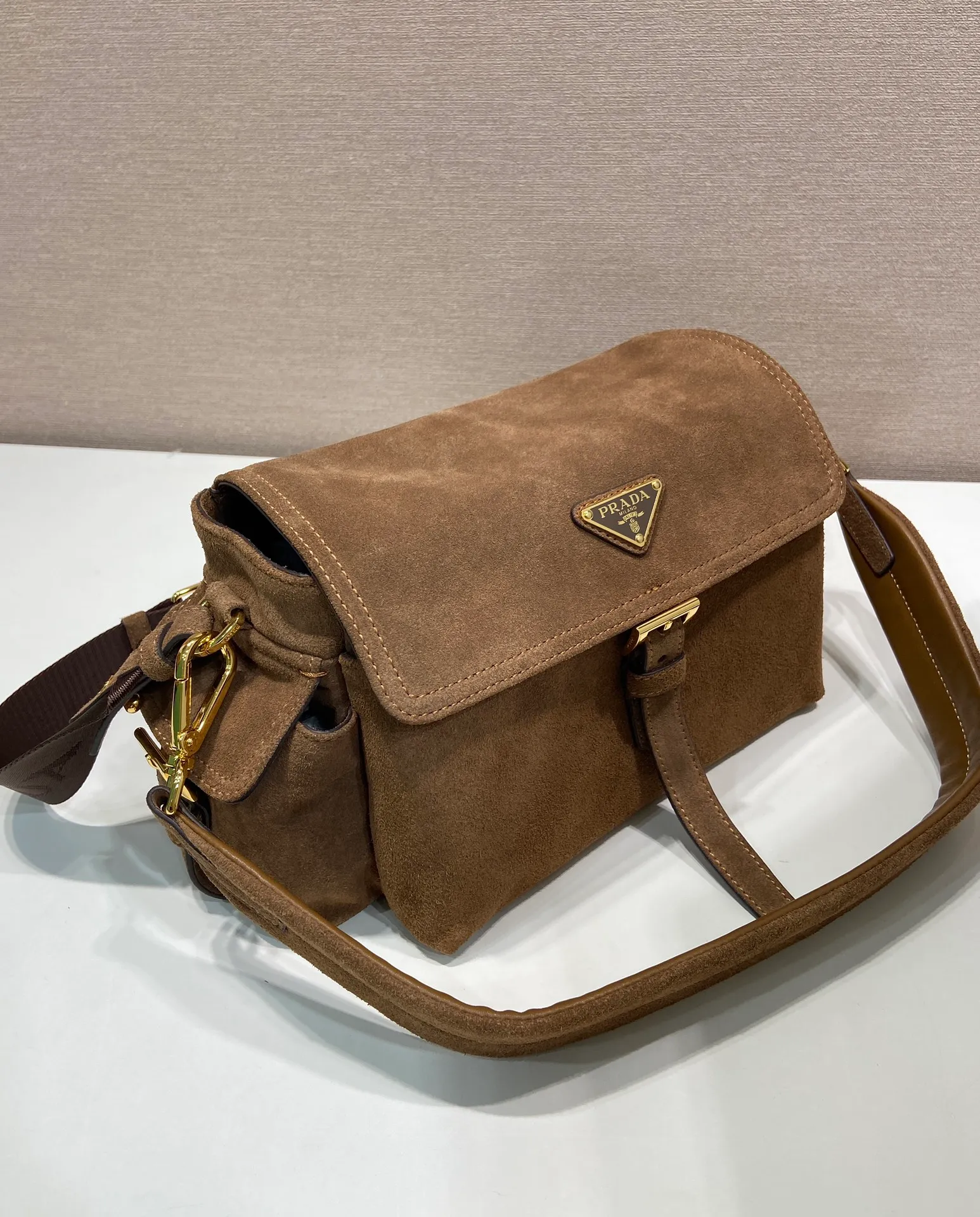 💰1520🎉New messenger bag🎉1BD394 suede leather🎉🎉 This handbag perfectly combines sophistication and functionality. It is made of imported suede leather with a soft outline and multiple pockets. Combining sporty and versatile elements, the lightweight and practical design features an enameled triangle metal logo and leather details. Equipped with 2 detachable shoulder straps, large capacity, perfect, and a popular style that will never go out of style. The large size is suitable for both men and women, so hurry up and get it🎉🎉 Length 30x Height 14x Bottom 10cm🎉🎉🎉💰💰💰