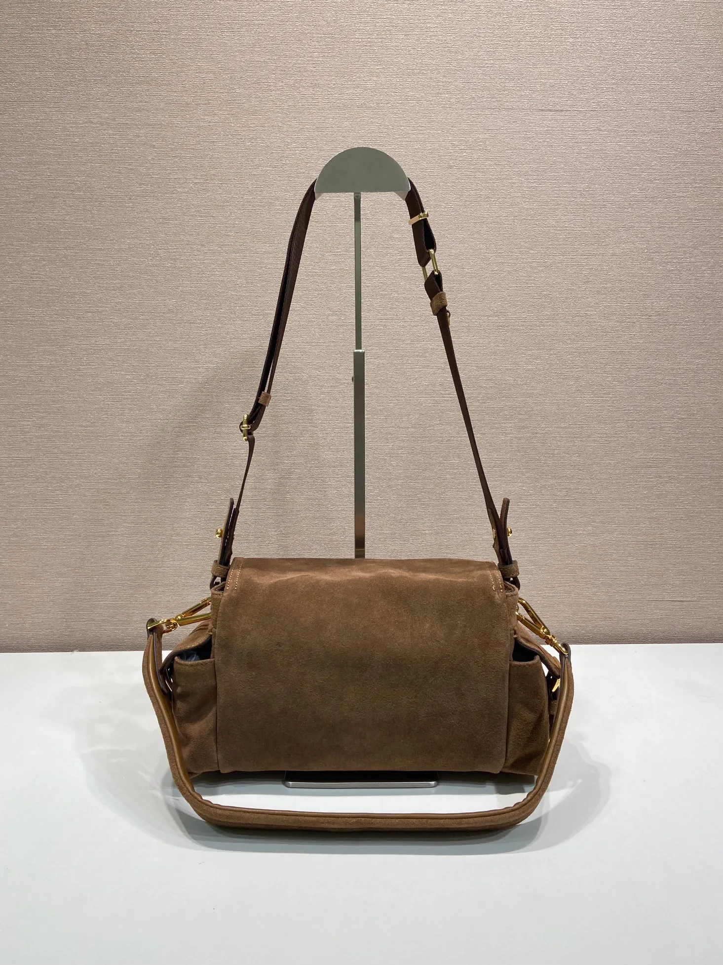 💰1520🎉New messenger bag🎉1BD394 suede leather🎉🎉 This handbag perfectly combines sophistication and functionality. It is made of imported suede leather with a soft outline and multiple pockets. Combining sporty and versatile elements, the lightweight and practical design features an enameled triangle metal logo and leather details. Equipped with 2 detachable shoulder straps, large capacity, perfect, and a popular style that will never go out of style. The large size is suitable for both men and women, so hurry up and get it🎉🎉 Length 30x Height 14x Bottom 10cm🎉🎉🎉💰💰💰