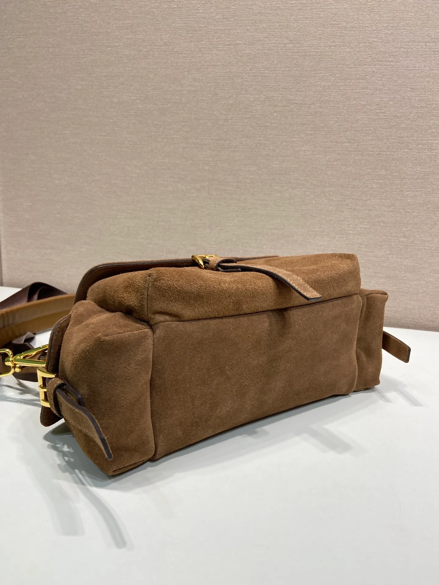 💰1520🎉New messenger bag🎉1BD394 suede leather🎉🎉 This handbag perfectly combines sophistication and functionality. It is made of imported suede leather with a soft outline and multiple pockets. Combining sporty and versatile elements, the lightweight and practical design features an enameled triangle metal logo and leather details. Equipped with 2 detachable shoulder straps, large capacity, perfect, and a popular style that will never go out of style. The large size is suitable for both men and women, so hurry up and get it🎉🎉 Length 30x Height 14x Bottom 10cm🎉🎉🎉💰💰💰