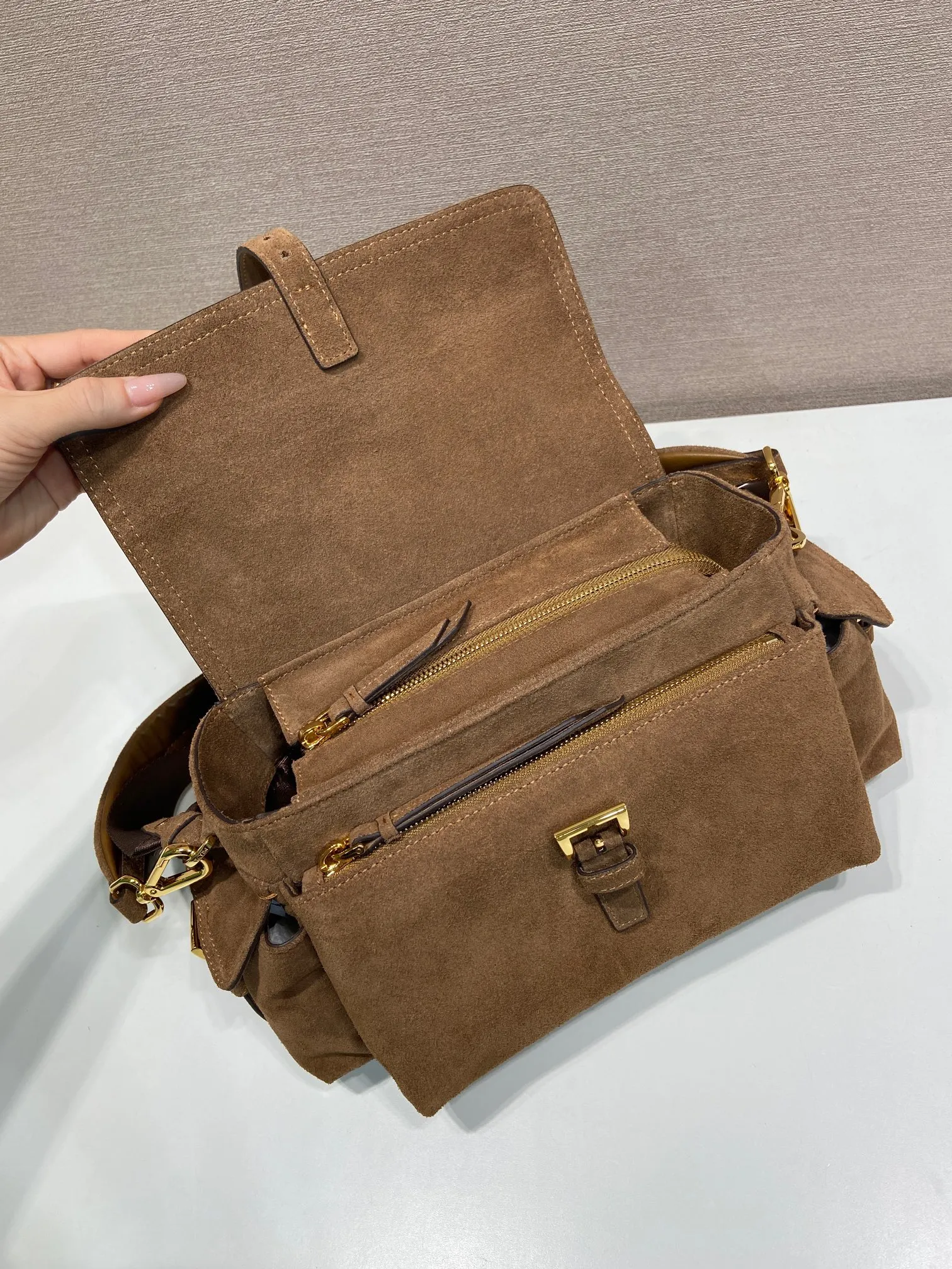 💰1520🎉New messenger bag🎉1BD394 suede leather🎉🎉 This handbag perfectly combines sophistication and functionality. It is made of imported suede leather with a soft outline and multiple pockets. Combining sporty and versatile elements, the lightweight and practical design features an enameled triangle metal logo and leather details. Equipped with 2 detachable shoulder straps, large capacity, perfect, and a popular style that will never go out of style. The large size is suitable for both men and women, so hurry up and get it🎉🎉 Length 30x Height 14x Bottom 10cm🎉🎉🎉💰💰💰