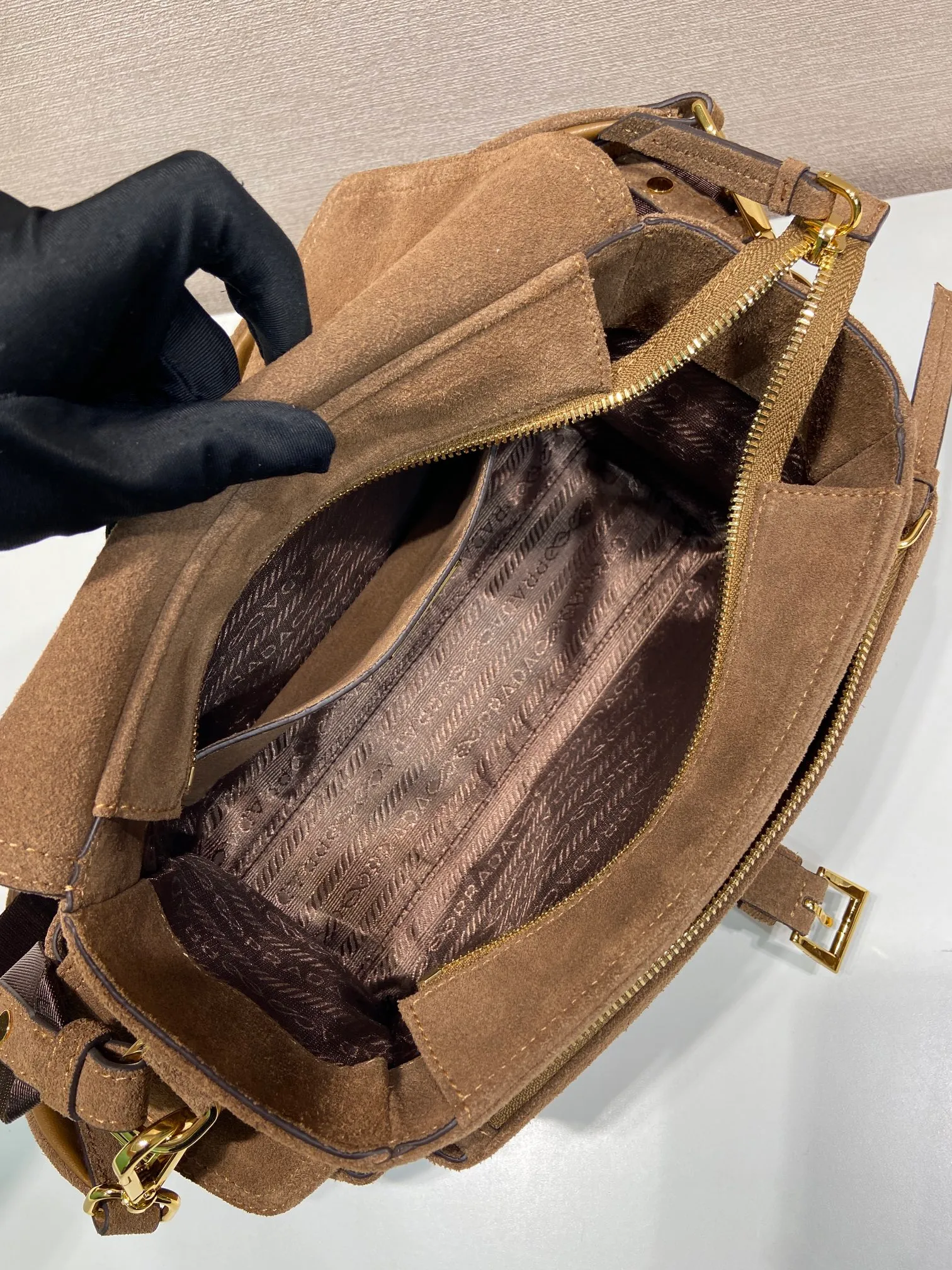 💰1520🎉New messenger bag🎉1BD394 suede leather🎉🎉 This handbag perfectly combines sophistication and functionality. It is made of imported suede leather with a soft outline and multiple pockets. Combining sporty and versatile elements, the lightweight and practical design features an enameled triangle metal logo and leather details. Equipped with 2 detachable shoulder straps, large capacity, perfect, and a popular style that will never go out of style. The large size is suitable for both men and women, so hurry up and get it🎉🎉 Length 30x Height 14x Bottom 10cm🎉🎉🎉💰💰💰