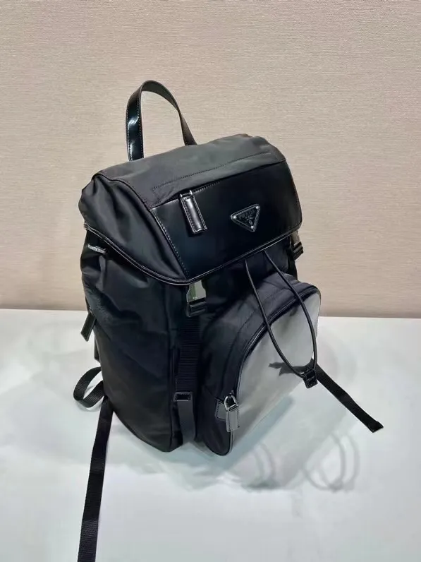 ¥1040 🎉New Backpack🎉2VZ135 Glossy/Nylon Fabric🎉🎉 This backpack combines the innovative regenerated nylon fabric Re-Nylon with glossy leather to highlight contemporary charm. Practical and versatile, it features four exterior zip pockets, adjustable nylon straps and a flap. It is classic and practical, so hurry up and get it, it is another popular style that will never go out of style🎉🎉 Length 27x Height 45x Bottom 7cm🎉🎉🎉