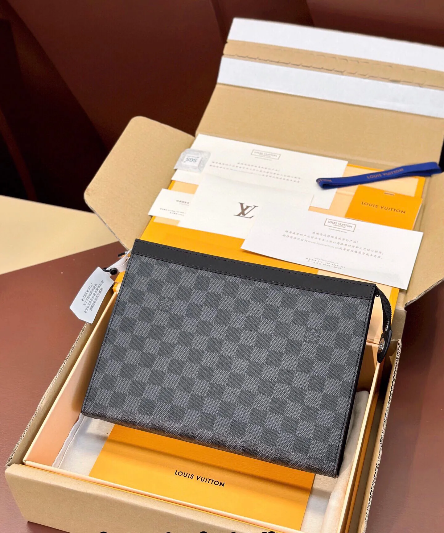 P¥320👉nfc dynamic chip version👈【Top original order, all steel hardware】Clutch bag✈️M61690 black grid😎European counter exclusive same style🈲Made of elegant DaMeier Ebene Classic black plaid material🈲The interior is made of unique foam fabric that is wear-resistant and can be washed in dirty water👍💎Original gold chain🎩Both fashion and practicality👿Soft and comfortable bag body🔜With slip pockets on the inside🎩Large capacity to meet your daily needs💯Size 26.5-20-6CM, comes with box