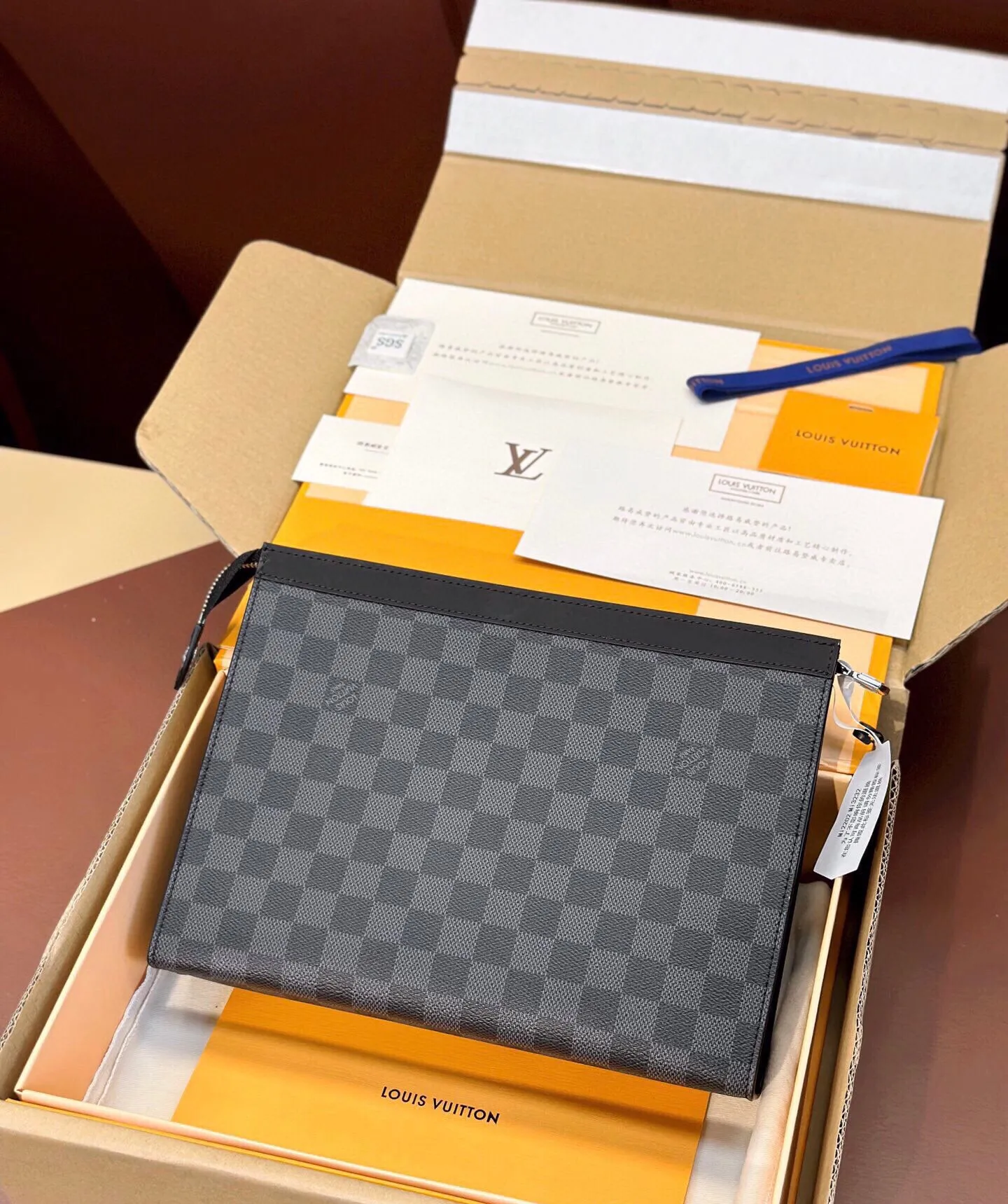 P¥320👉nfc dynamic chip version👈【Top original order, all steel hardware】Clutch bag✈️M61690 black grid😎European counter exclusive same style🈲Made of elegant DaMeier Ebene Classic black plaid material🈲The interior is made of unique foam fabric that is wear-resistant and can be washed in dirty water👍💎Original gold chain🎩Both fashion and practicality👿Soft and comfortable bag body🔜With slip pockets on the inside🎩Large capacity to meet your daily needs💯Size 26.5-20-6CM, comes with box