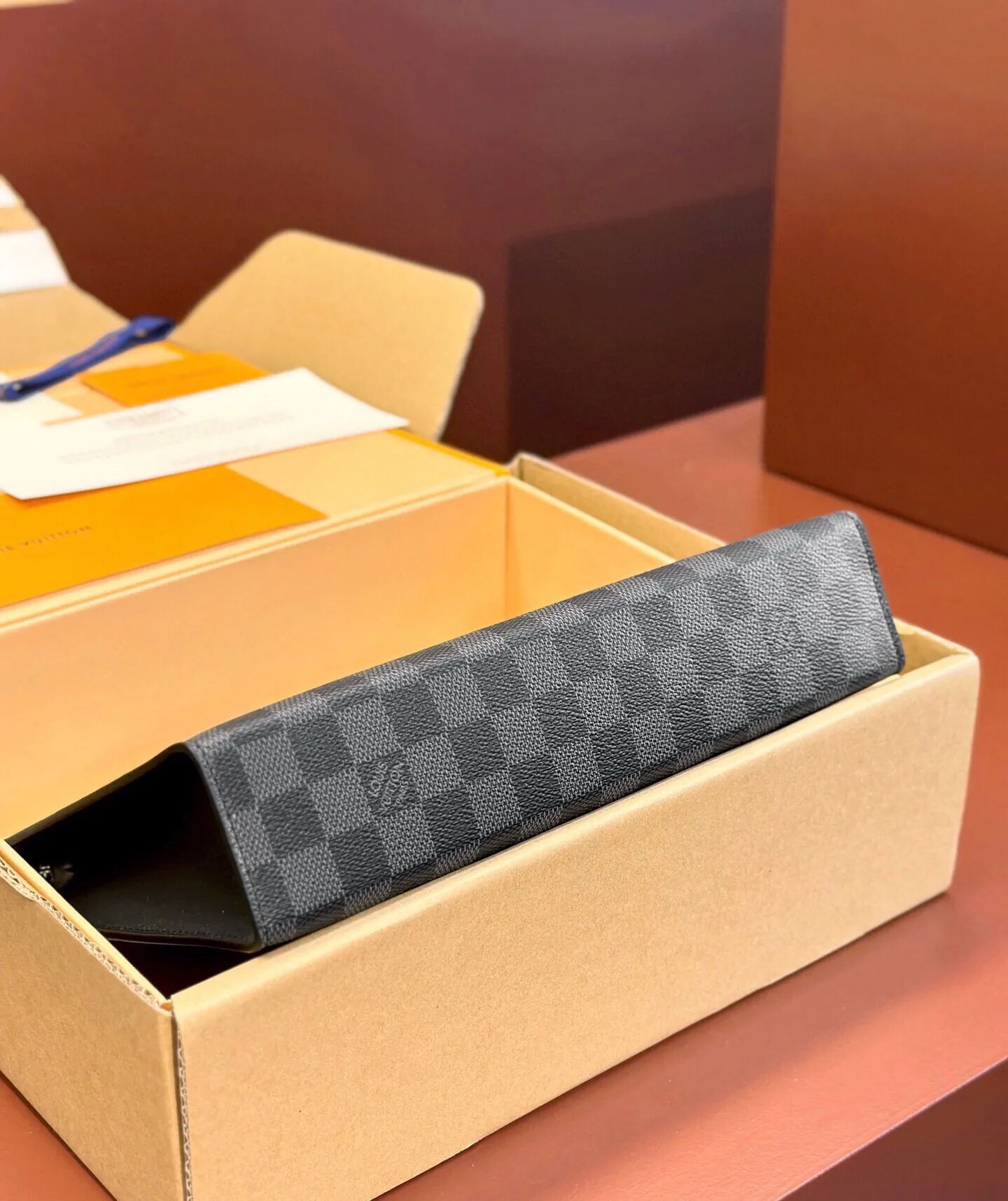 P¥320👉nfc dynamic chip version👈【Top original order, all steel hardware】Clutch bag✈️M61690 black grid😎European counter exclusive same style🈲Made of elegant DaMeier Ebene Classic black plaid material🈲The interior is made of unique foam fabric that is wear-resistant and can be washed in dirty water👍💎Original gold chain🎩Both fashion and practicality👿Soft and comfortable bag body🔜With slip pockets on the inside🎩Large capacity to meet your daily needs💯Size 26.5-20-6CM, comes with box