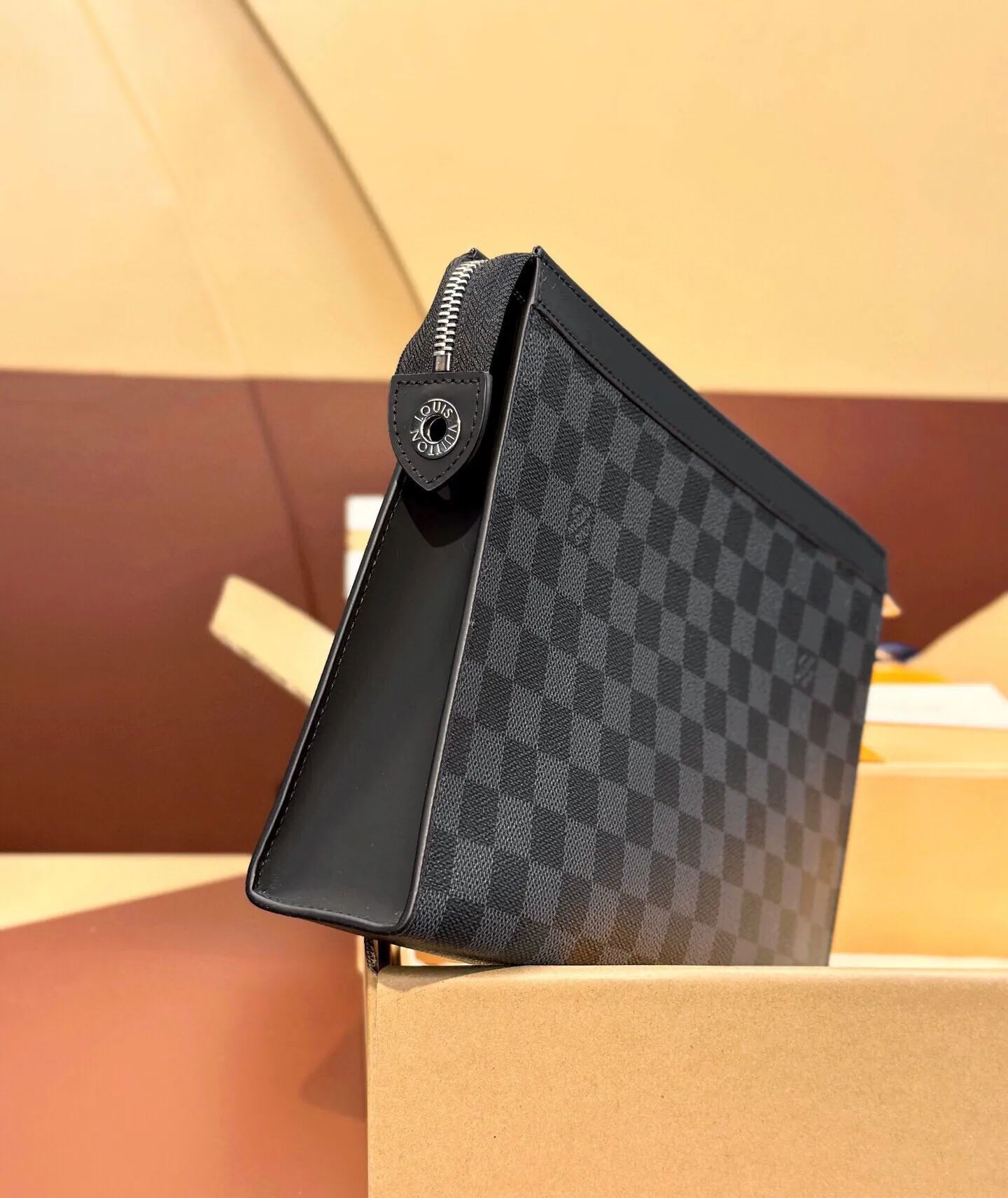 P¥320👉nfc dynamic chip version👈【Top original order, all steel hardware】Clutch bag✈️M61690 black grid😎European counter exclusive same style🈲Made of elegant DaMeier Ebene Classic black plaid material🈲The interior is made of unique foam fabric that is wear-resistant and can be washed in dirty water👍💎Original gold chain🎩Both fashion and practicality👿Soft and comfortable bag body🔜With slip pockets on the inside🎩Large capacity to meet your daily needs💯Size 26.5-20-6CM, comes with box