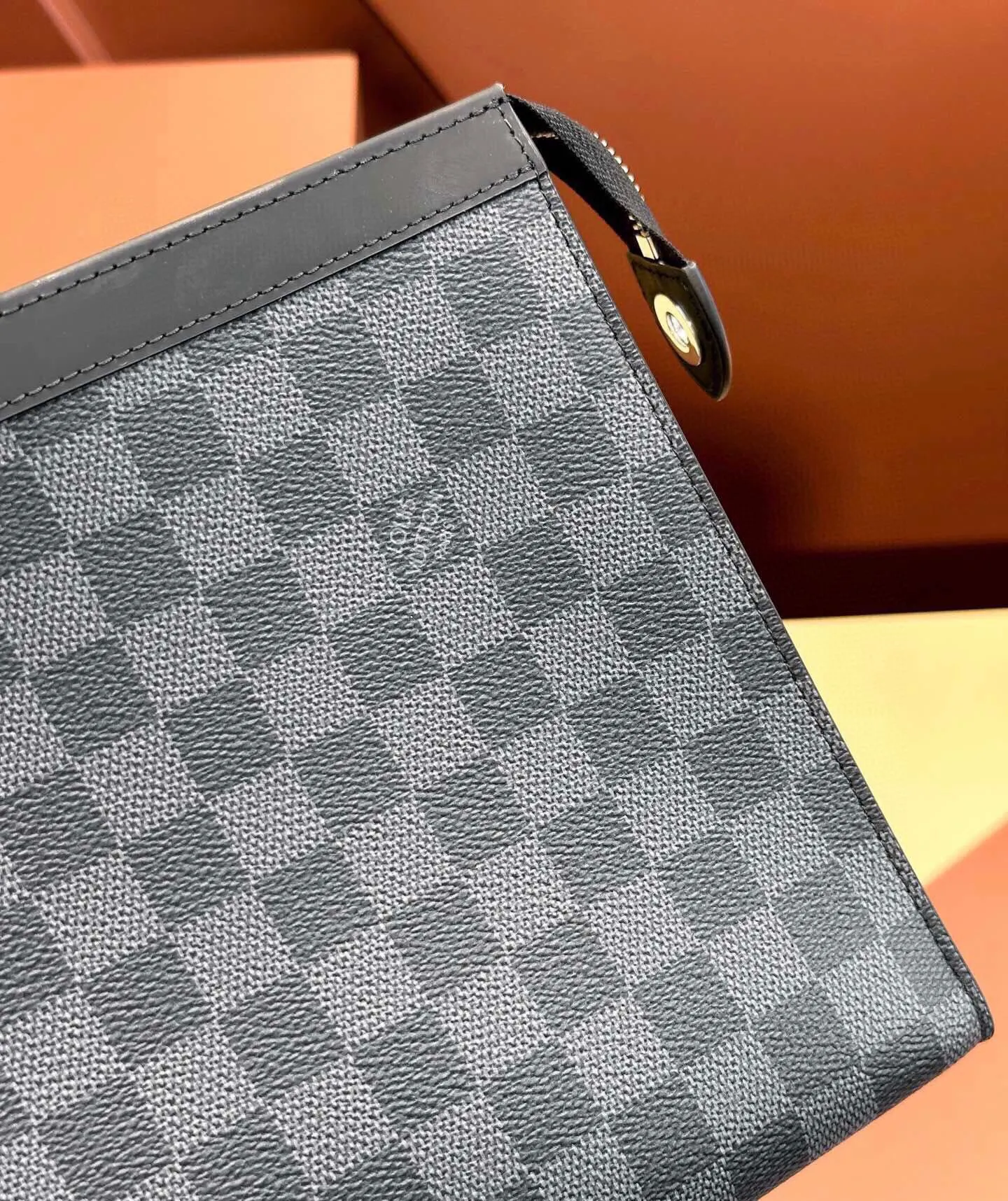 P¥320👉nfc dynamic chip version👈【Top original order, all steel hardware】Clutch bag✈️M61690 black grid😎European counter exclusive same style🈲Made of elegant DaMeier Ebene Classic black plaid material🈲The interior is made of unique foam fabric that is wear-resistant and can be washed in dirty water👍💎Original gold chain🎩Both fashion and practicality👿Soft and comfortable bag body🔜With slip pockets on the inside🎩Large capacity to meet your daily needs💯Size 26.5-20-6CM, comes with box