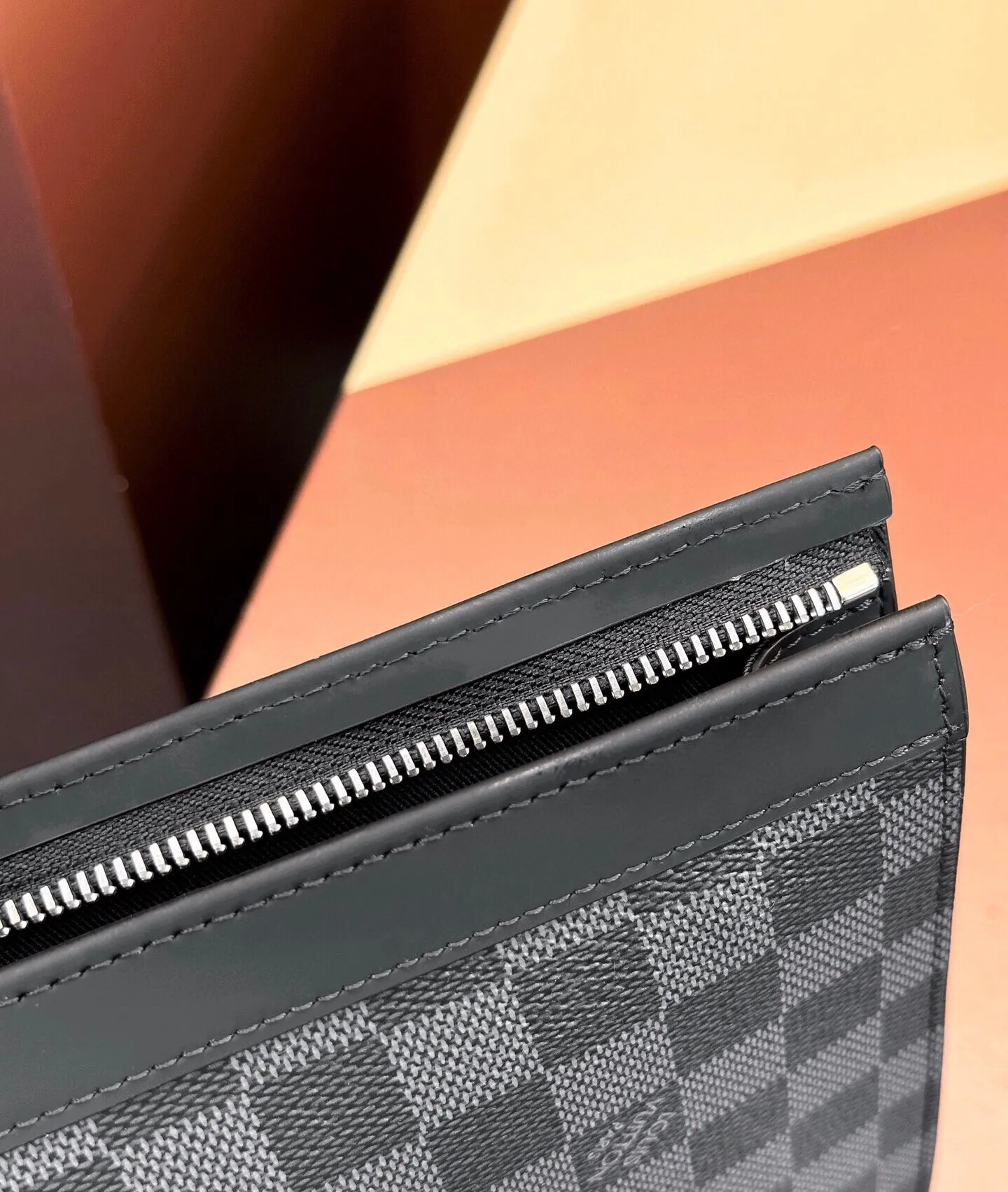 P¥320👉nfc dynamic chip version👈【Top original order, all steel hardware】Clutch bag✈️M61690 black grid😎European counter exclusive same style🈲Made of elegant DaMeier Ebene Classic black plaid material🈲The interior is made of unique foam fabric that is wear-resistant and can be washed in dirty water👍💎Original gold chain🎩Both fashion and practicality👿Soft and comfortable bag body🔜With slip pockets on the inside🎩Large capacity to meet your daily needs💯Size 26.5-20-6CM, comes with box