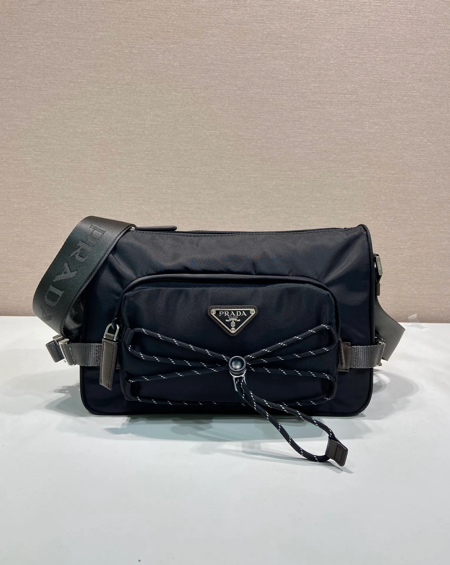 🎉New messenger bag🎉2VH192 new product🎉🎉 This shoulder bag combines functionality and decoration, integrating urban style and outdoor elements. The Re-Nylon bag is lightweight and compact in design, incorporating rich technical details to give the accessory a modern, sporty style. Features adjustable technical cord, long adjustable braided nylon shoulder strap and zip closure. It has a large capacity and space, and it is a popular style that will never go out of style🎉🎉 Length 28x Height 17.5x Bottom 10cm🎉🎉🎉💰💰💰
