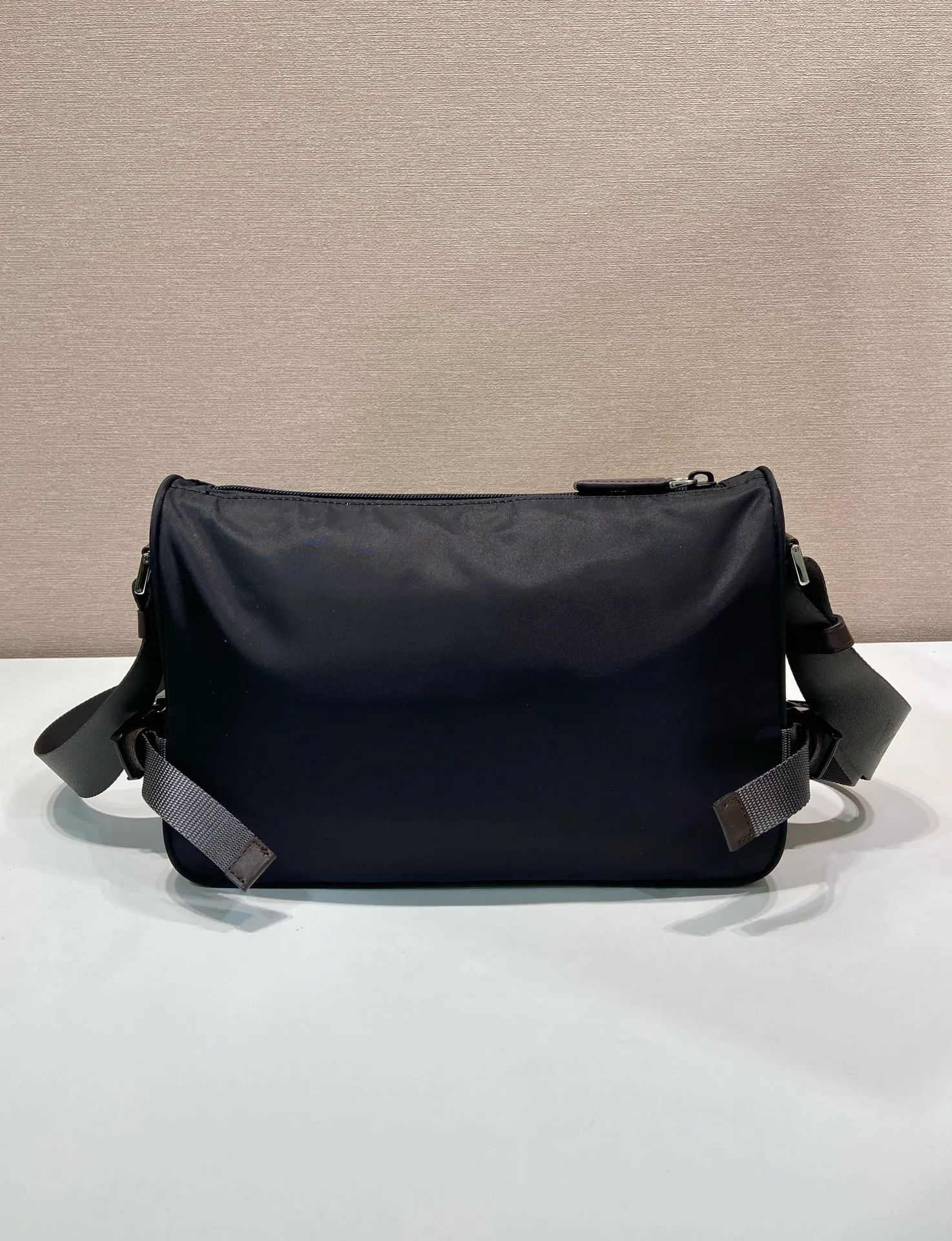 🎉New messenger bag🎉2VH192 new product🎉🎉 This shoulder bag combines functionality and decoration, integrating urban style and outdoor elements. The Re-Nylon bag is lightweight and compact in design, incorporating rich technical details to give the accessory a modern, sporty style. Features adjustable technical cord, long adjustable braided nylon shoulder strap and zip closure. It has a large capacity and space, and it is a popular style that will never go out of style🎉🎉 Length 28x Height 17.5x Bottom 10cm🎉🎉🎉💰💰💰
