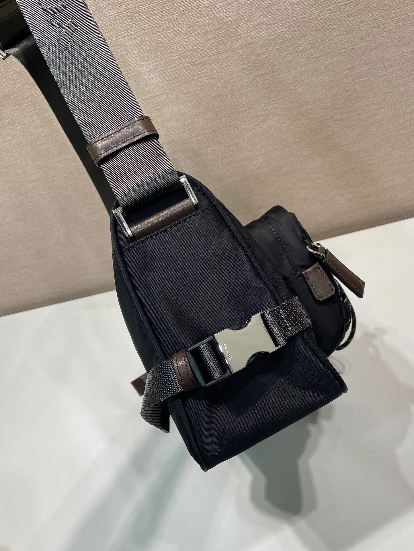 🎉New messenger bag🎉2VH192 new product🎉🎉 This shoulder bag combines functionality and decoration, integrating urban style and outdoor elements. The Re-Nylon bag is lightweight and compact in design, incorporating rich technical details to give the accessory a modern, sporty style. Features adjustable technical cord, long adjustable braided nylon shoulder strap and zip closure. It has a large capacity and space, and it is a popular style that will never go out of style🎉🎉 Length 28x Height 17.5x Bottom 10cm🎉🎉🎉💰💰💰