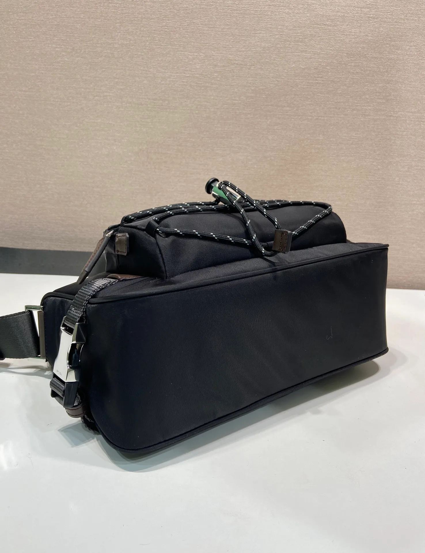 🎉New messenger bag🎉2VH192 new product🎉🎉 This shoulder bag combines functionality and decoration, integrating urban style and outdoor elements. The Re-Nylon bag is lightweight and compact in design, incorporating rich technical details to give the accessory a modern, sporty style. Features adjustable technical cord, long adjustable braided nylon shoulder strap and zip closure. It has a large capacity and space, and it is a popular style that will never go out of style🎉🎉 Length 28x Height 17.5x Bottom 10cm🎉🎉🎉💰💰💰