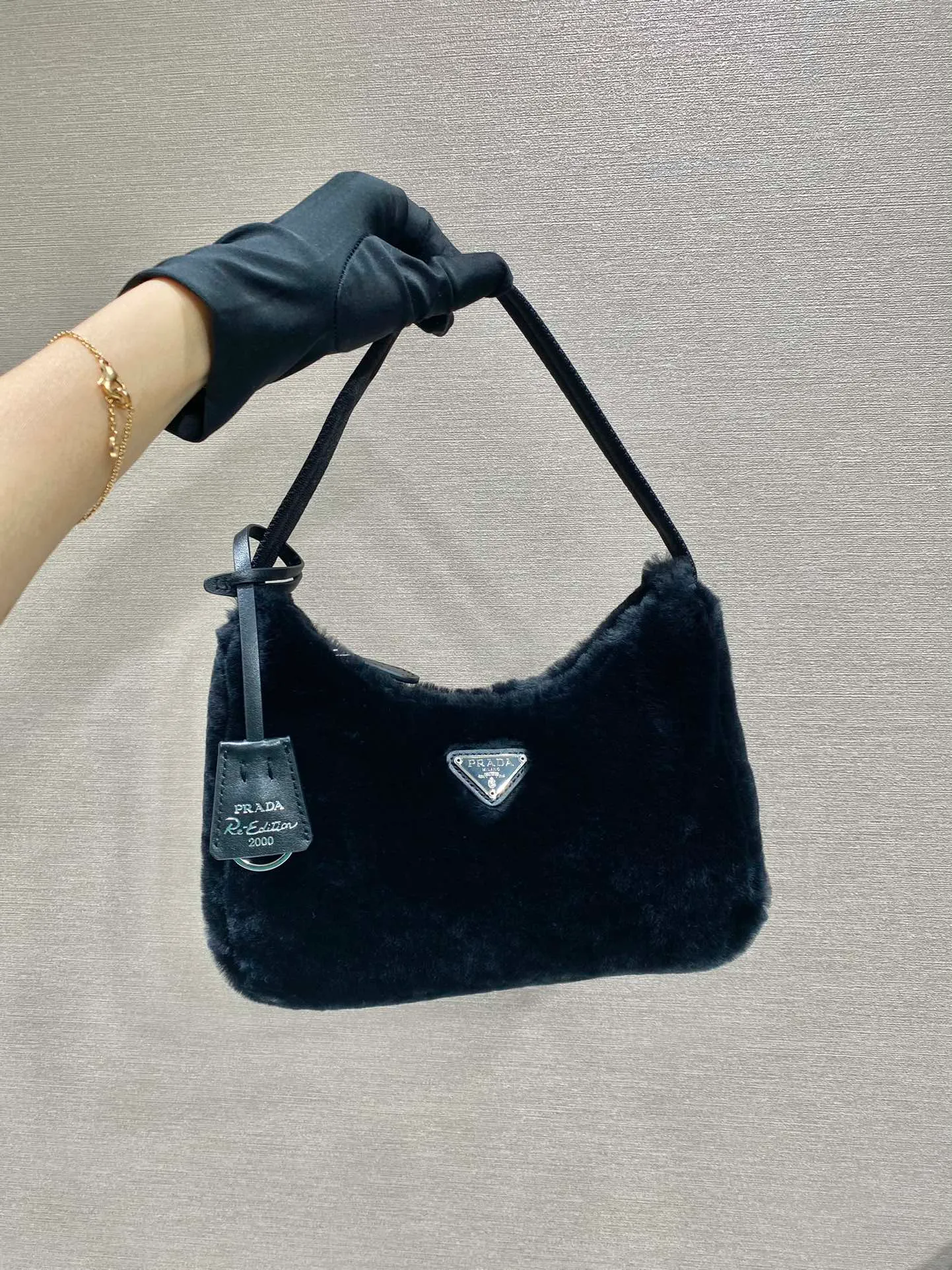 💰900🎉Plush Hobo🎉Upgraded version/goat hair😘😘This Hobo fur bag design is another hot item in autumn and winter👏, you can feel its softness through the screen😘I have the urge to hug it quickly 🙊🙊It’s so cute, the only difference in the upgraded version is that the hair is very soft🎉🎉It looks good and it’s extremely convenient to wear👍It looks great when carried by hand or as an armpit bag😘A must-have in winter, if you like it, hurry up and buy it🎉🎉 Style number: NE515 Length 23x Height 14x Bottom 5cm