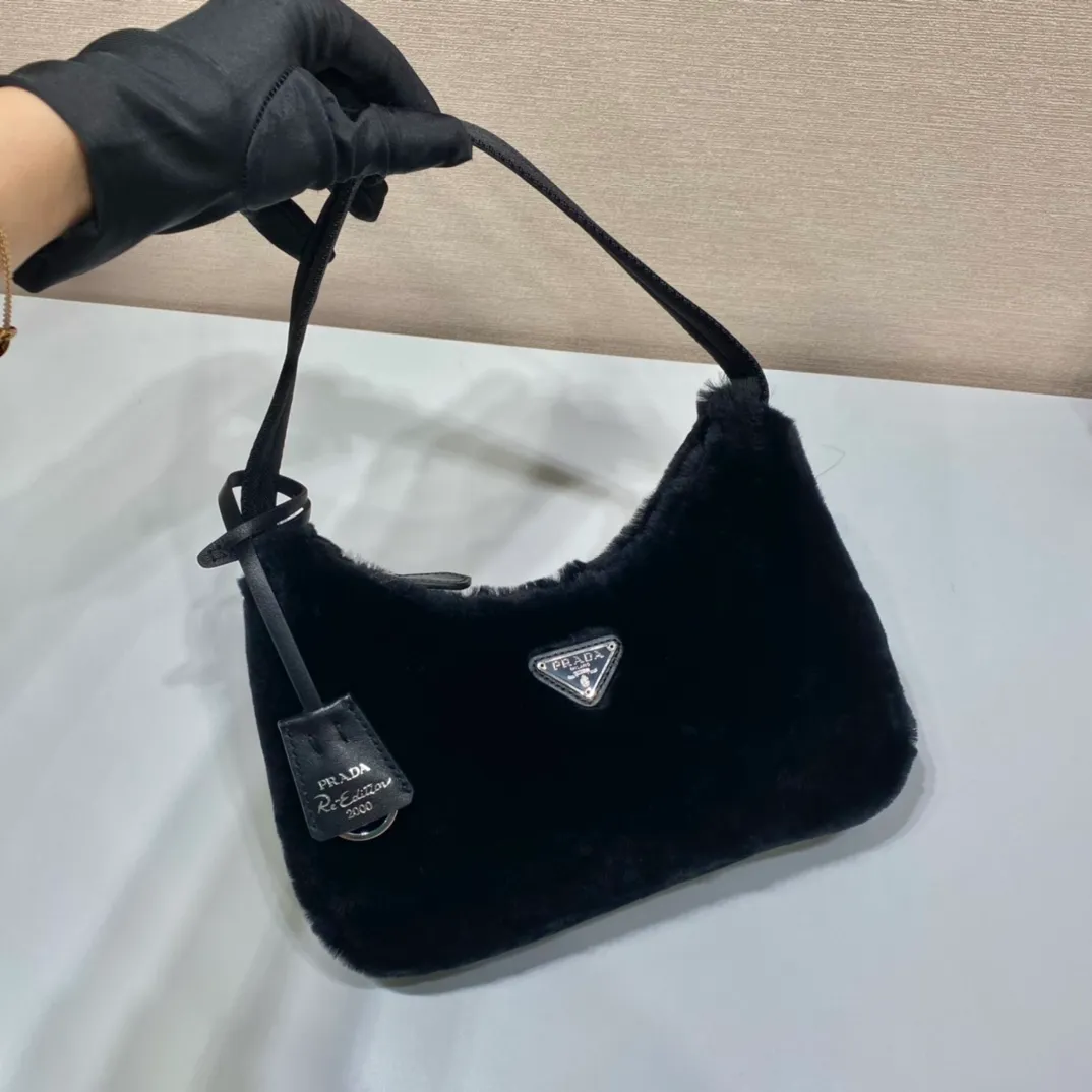 💰900🎉Plush Hobo🎉Upgraded version/goat hair😘😘This Hobo fur bag design is another hot item in autumn and winter👏, you can feel its softness through the screen😘I have the urge to hug it quickly 🙊🙊It’s so cute, the only difference in the upgraded version is that the hair is very soft🎉🎉It looks good and it’s extremely convenient to wear👍It looks great when carried by hand or as an armpit bag😘A must-have in winter, if you like it, hurry up and buy it🎉🎉 Style number: NE515 Length 23x Height 14x Bottom 5cm