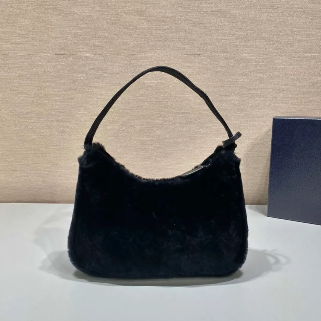 💰900🎉Plush Hobo🎉Upgraded version/goat hair😘😘This Hobo fur bag design is another hot item in autumn and winter👏, you can feel its softness through the screen😘I have the urge to hug it quickly 🙊🙊It’s so cute, the only difference in the upgraded version is that the hair is very soft🎉🎉It looks good and it’s extremely convenient to wear👍It looks great when carried by hand or as an armpit bag😘A must-have in winter, if you like it, hurry up and buy it🎉🎉 Style number: NE515 Length 23x Height 14x Bottom 5cm