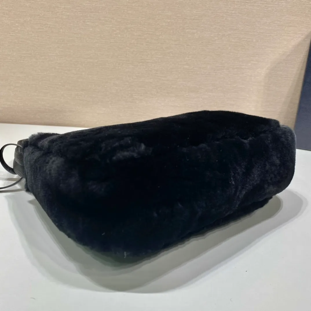 💰900🎉Plush Hobo🎉Upgraded version/goat hair😘😘This Hobo fur bag design is another hot item in autumn and winter👏, you can feel its softness through the screen😘I have the urge to hug it quickly 🙊🙊It’s so cute, the only difference in the upgraded version is that the hair is very soft🎉🎉It looks good and it’s extremely convenient to wear👍It looks great when carried by hand or as an armpit bag😘A must-have in winter, if you like it, hurry up and buy it🎉🎉 Style number: NE515 Length 23x Height 14x Bottom 5cm