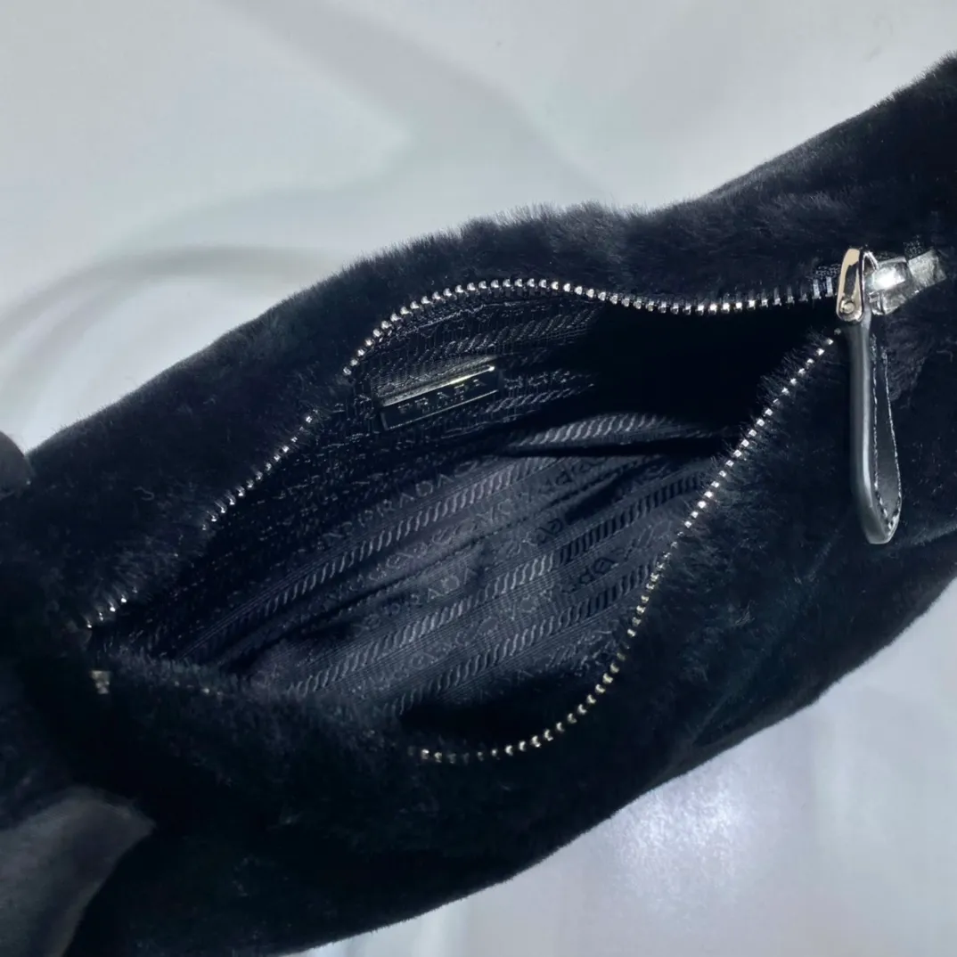 💰900🎉Plush Hobo🎉Upgraded version/goat hair😘😘This Hobo fur bag design is another hot item in autumn and winter👏, you can feel its softness through the screen😘I have the urge to hug it quickly 🙊🙊It’s so cute, the only difference in the upgraded version is that the hair is very soft🎉🎉It looks good and it’s extremely convenient to wear👍It looks great when carried by hand or as an armpit bag😘A must-have in winter, if you like it, hurry up and buy it🎉🎉 Style number: NE515 Length 23x Height 14x Bottom 5cm