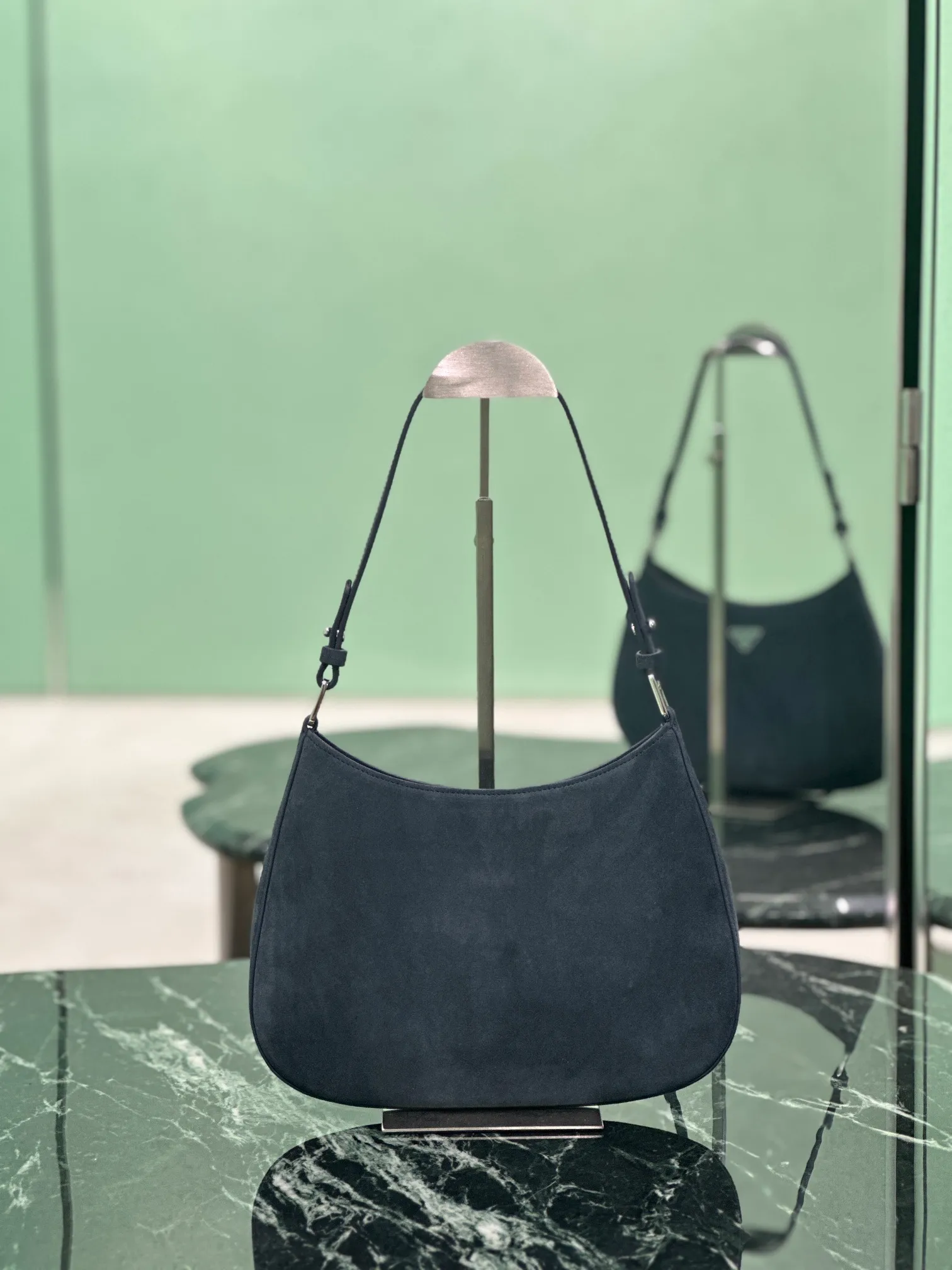 💰1160, Cleo armpit bag, frosted blue and gray. This year’s hot second-hand armpit bag has always been very popular. It adopts a suede frosted special-shaped bag design. It is cool and fashionable, with enough capacity. It is light and can be packed without going out of date. It is perfect, with a retro feel concave shape! Size: length 26.5x height 15x bottom 4cm Style number: 1BC499