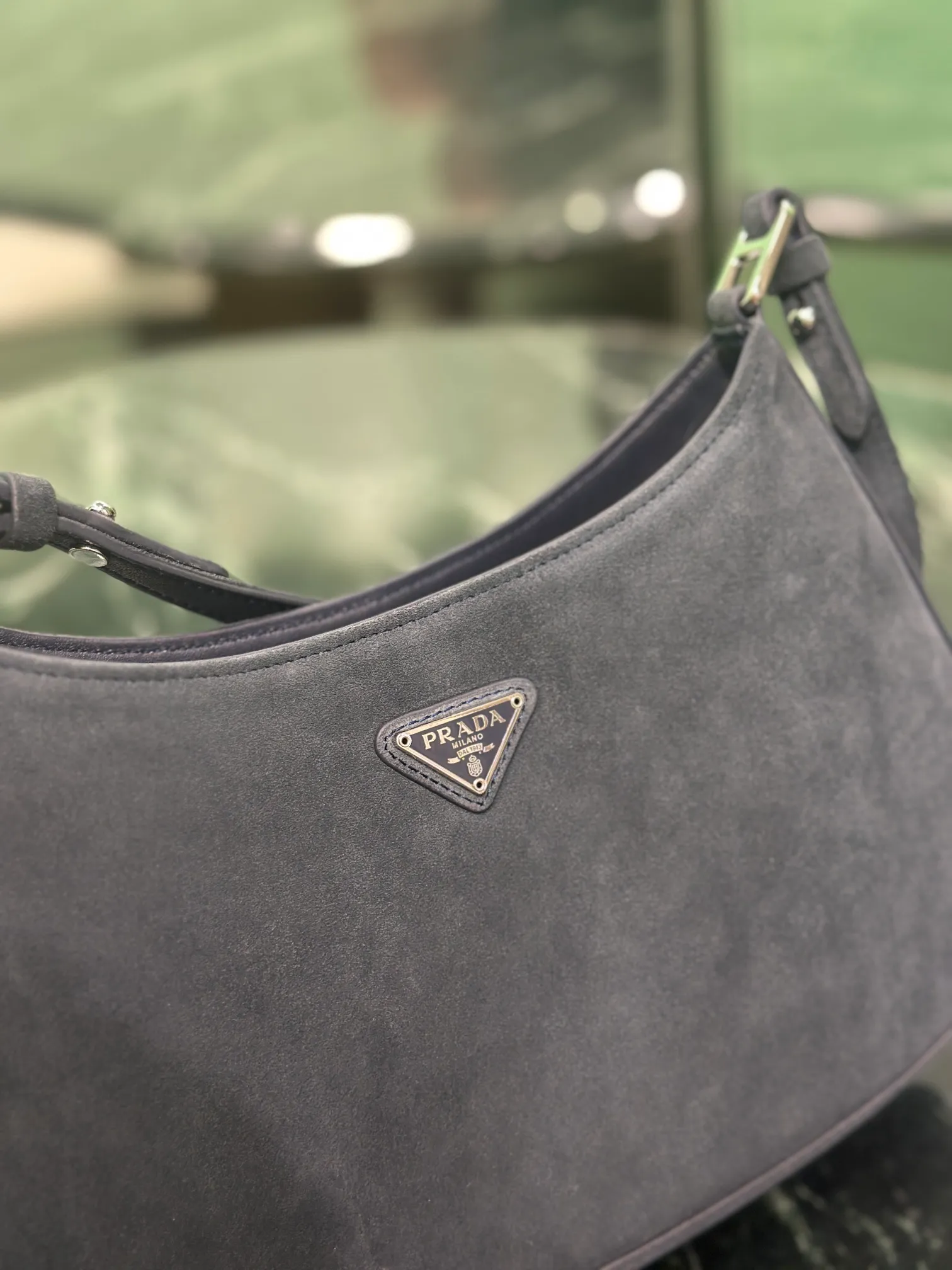 💰1160, Cleo armpit bag, frosted blue and gray. This year’s hot second-hand armpit bag has always been very popular. It adopts a suede frosted special-shaped bag design. It is cool and fashionable, with enough capacity. It is light and can be packed without going out of date. It is perfect, with a retro feel concave shape! Size: length 26.5x height 15x bottom 4cm Style number: 1BC499