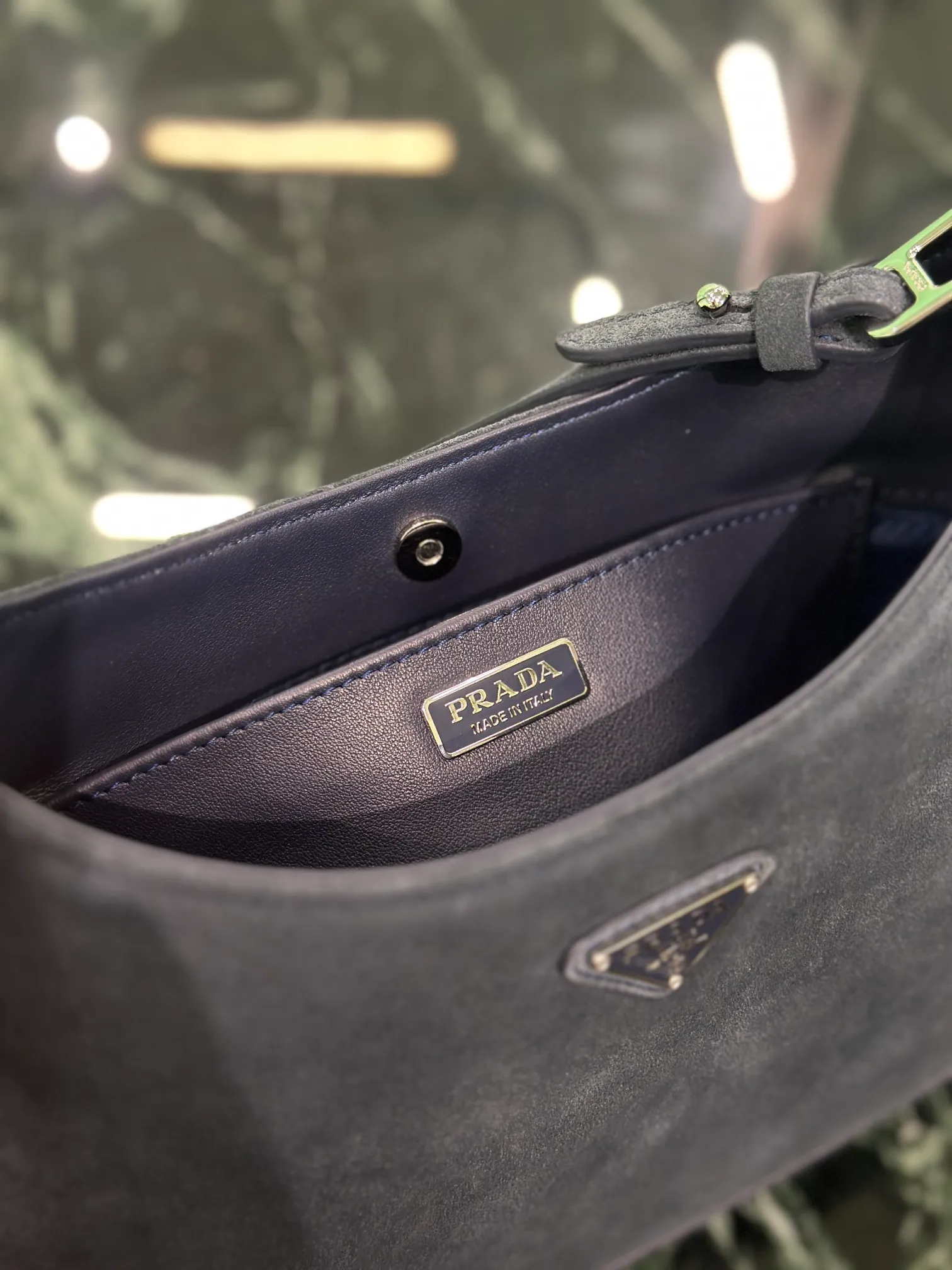 💰1160, Cleo armpit bag, frosted blue and gray. This year’s hot second-hand armpit bag has always been very popular. It adopts a suede frosted special-shaped bag design. It is cool and fashionable, with enough capacity. It is light and can be packed without going out of date. It is perfect, with a retro feel concave shape! Size: length 26.5x height 15x bottom 4cm Style number: 1BC499