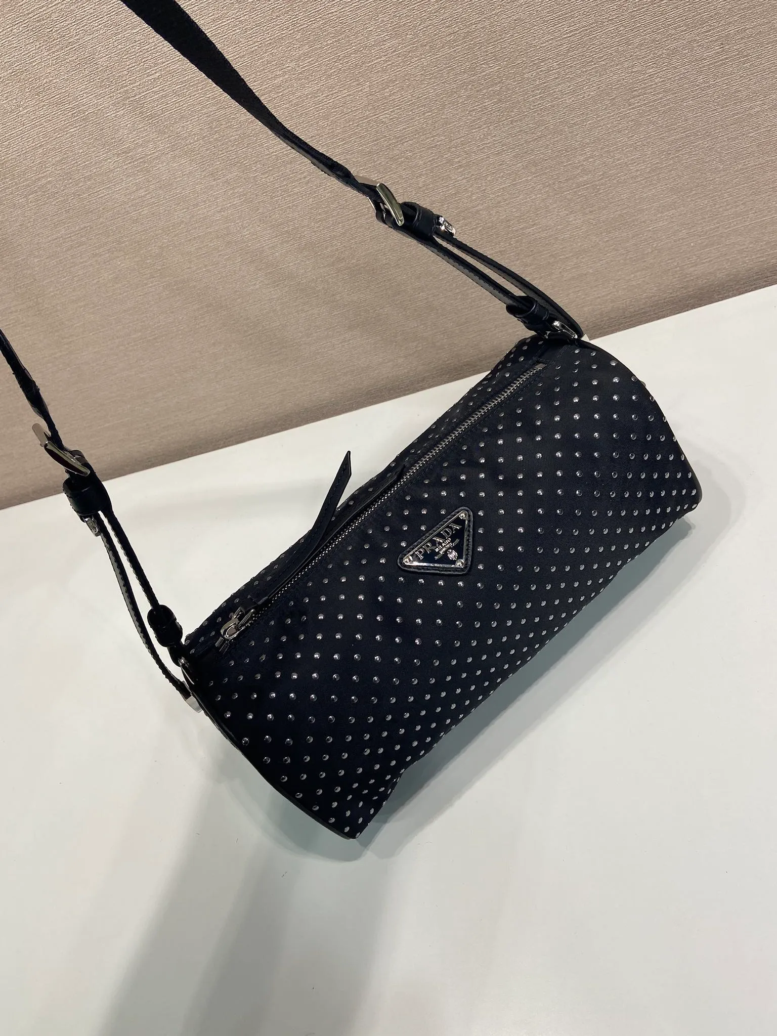 🎉New product🎉1BC233 rivets🎉🎉 This shoulder bag is made of imported nylon fabric and calfskin. The new design is hand-heated rivets, which makes it particularly unique and fashionable. The zipper bag opening and closing has large capacity. If you like babies, hurry up and get it. It is fashionable and unique/100% return rate😘😘 Length 27x Height 12x Bottom 10cm🎉🎉🎉💰💰💰