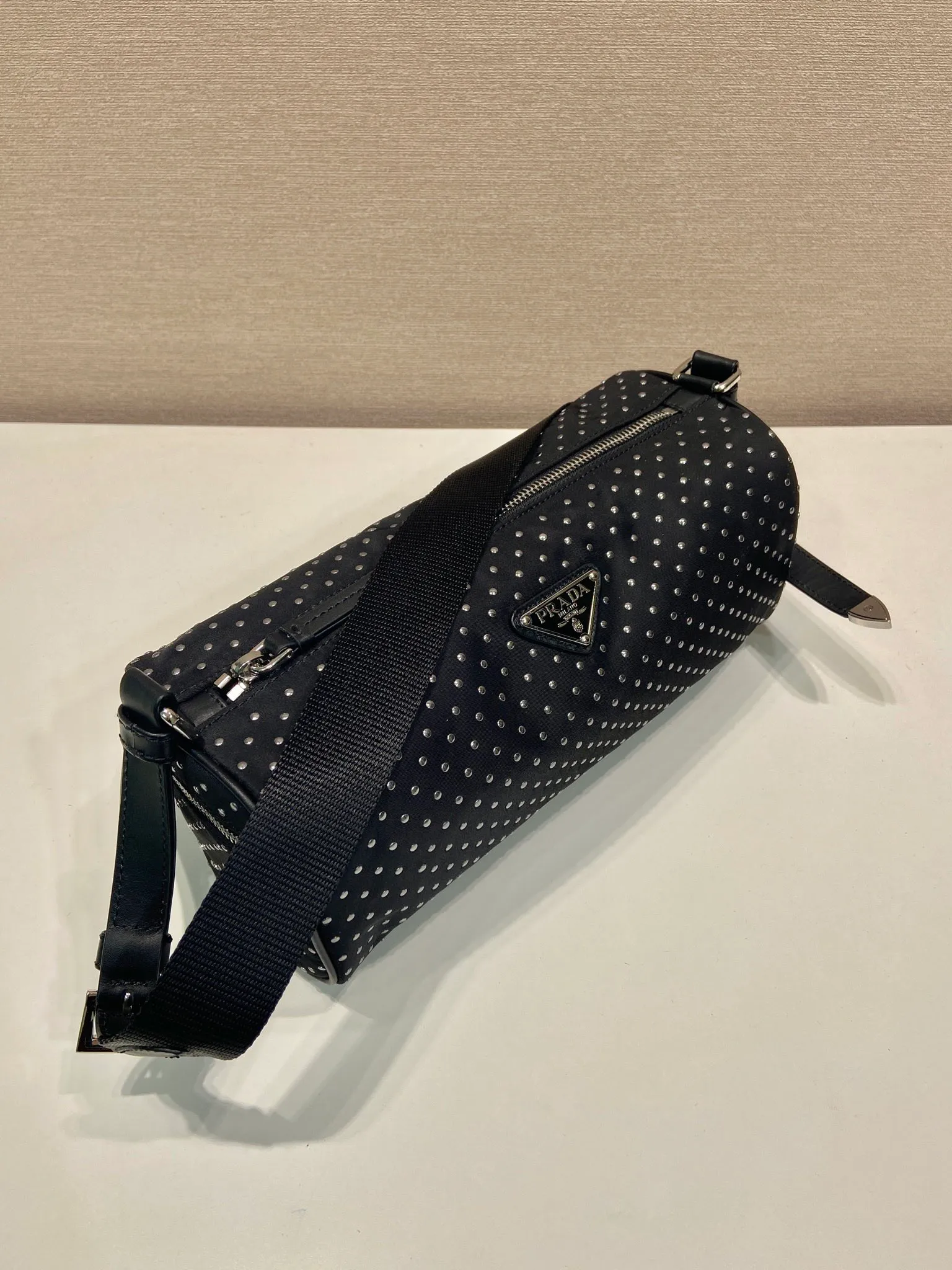 🎉New product🎉1BC233 rivets🎉🎉 This shoulder bag is made of imported nylon fabric and calfskin. The new design is hand-heated rivets, which makes it particularly unique and fashionable. The zipper bag opening and closing has large capacity. If you like babies, hurry up and get it. It is fashionable and unique/100% return rate😘😘 Length 27x Height 12x Bottom 10cm🎉🎉🎉💰💰💰