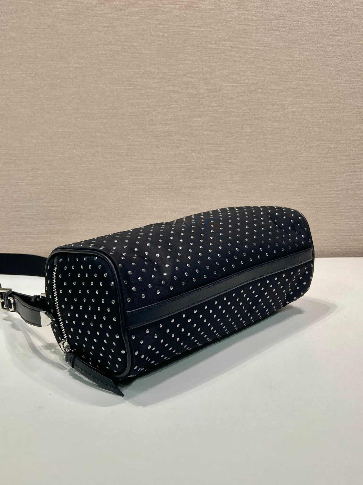 🎉New product🎉1BC233 rivets🎉🎉 This shoulder bag is made of imported nylon fabric and calfskin. The new design is hand-heated rivets, which makes it particularly unique and fashionable. The zipper bag opening and closing has large capacity. If you like babies, hurry up and get it. It is fashionable and unique/100% return rate😘😘 Length 27x Height 12x Bottom 10cm🎉🎉🎉💰💰💰