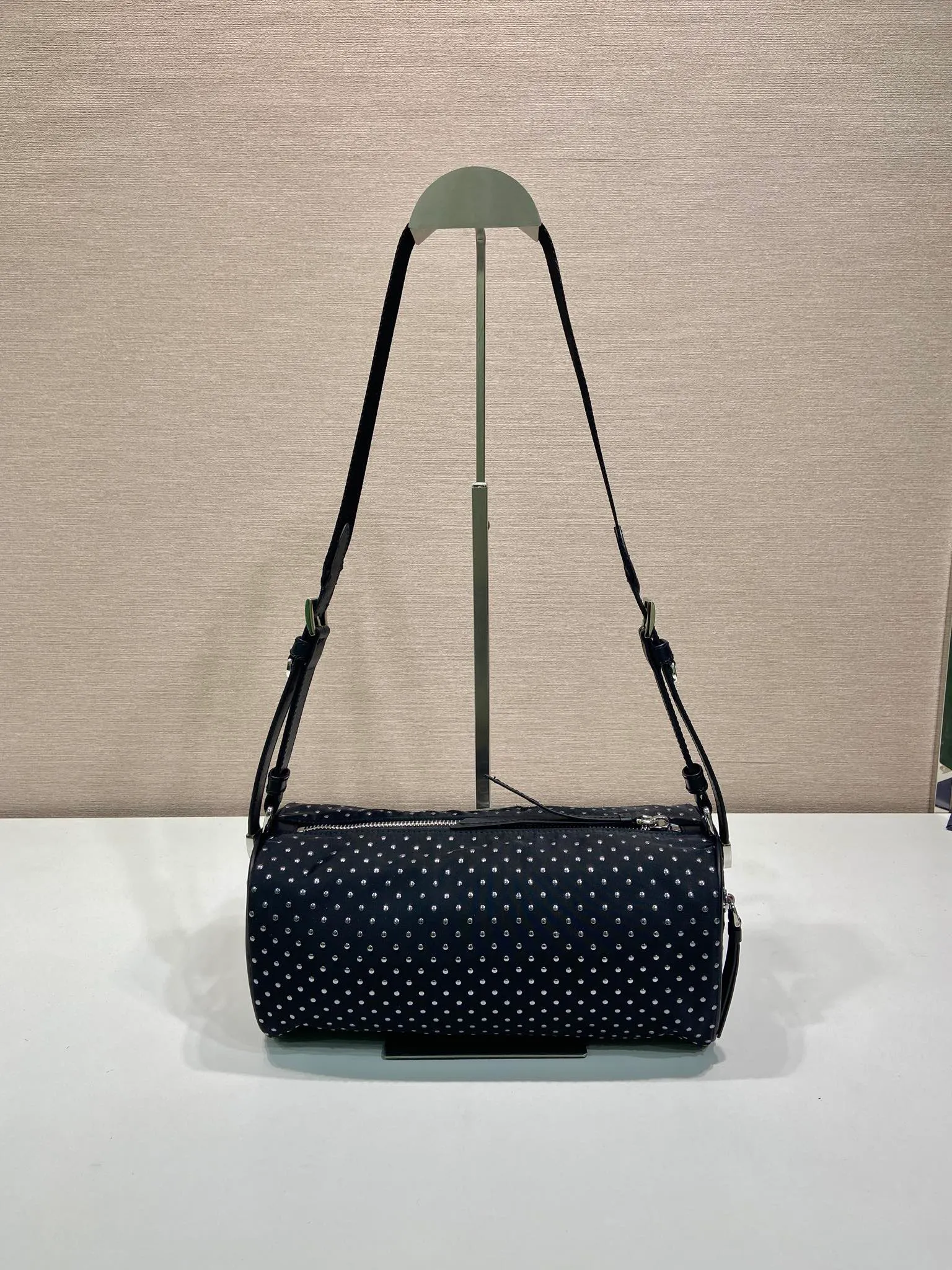 🎉New product🎉1BC233 rivets🎉🎉 This shoulder bag is made of imported nylon fabric and calfskin. The new design is hand-heated rivets, which makes it particularly unique and fashionable. The zipper bag opening and closing has large capacity. If you like babies, hurry up and get it. It is fashionable and unique/100% return rate😘😘 Length 27x Height 12x Bottom 10cm🎉🎉🎉💰💰💰