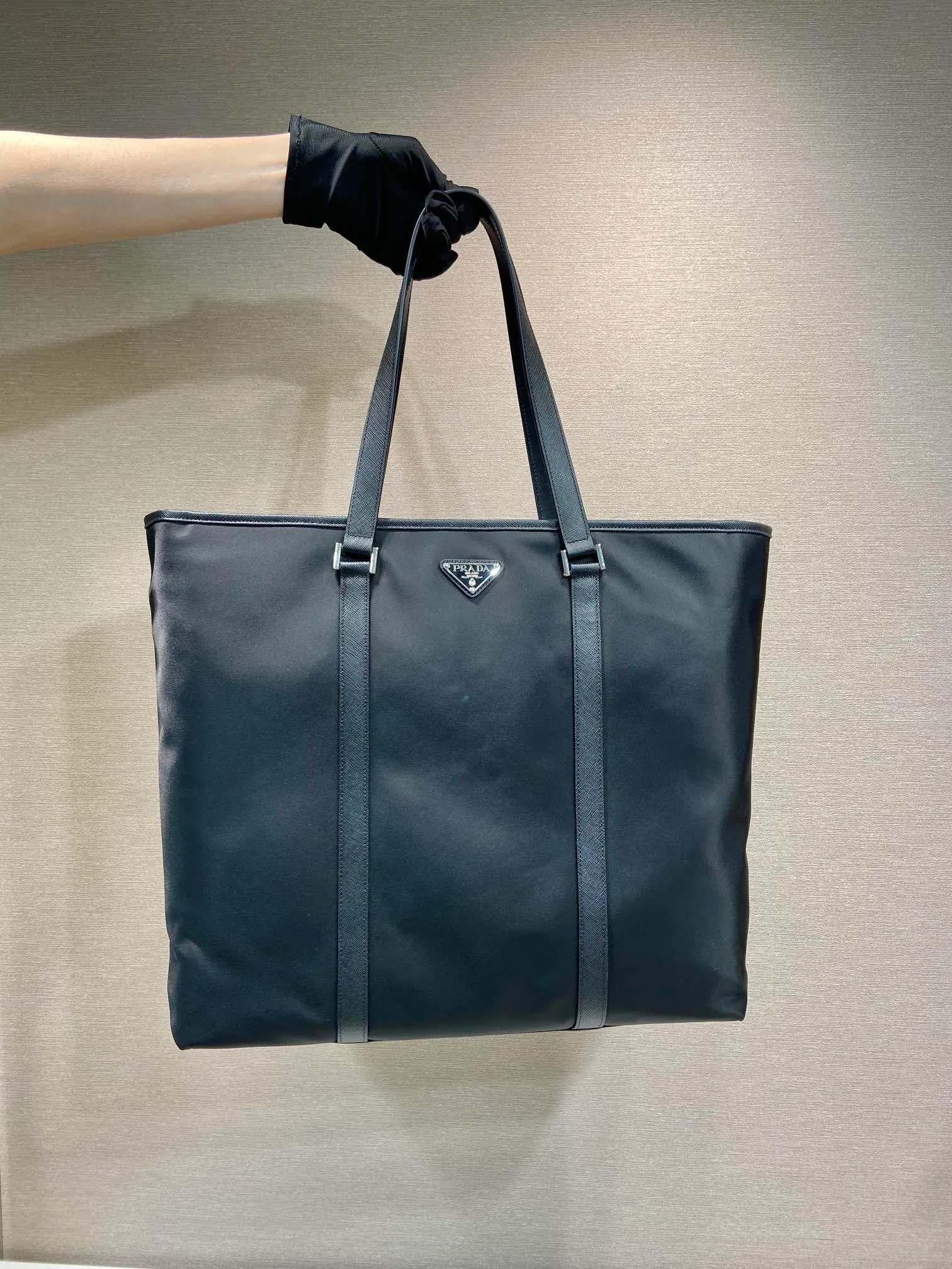 💰1260🎉New tote bag🎉2VG112🎉🎉 This tote bag is made of Re-Nylon regenerated nylon, decorated with Saffiano leather details, flat leather handles, enamelled metal triangle logo on the front, internal zipper pocket, large capacity, lightweight and practical, get it now🎉🎉 Length 40x Height 38x Bottom 16cm🎉🎉🎉👏👏👏
