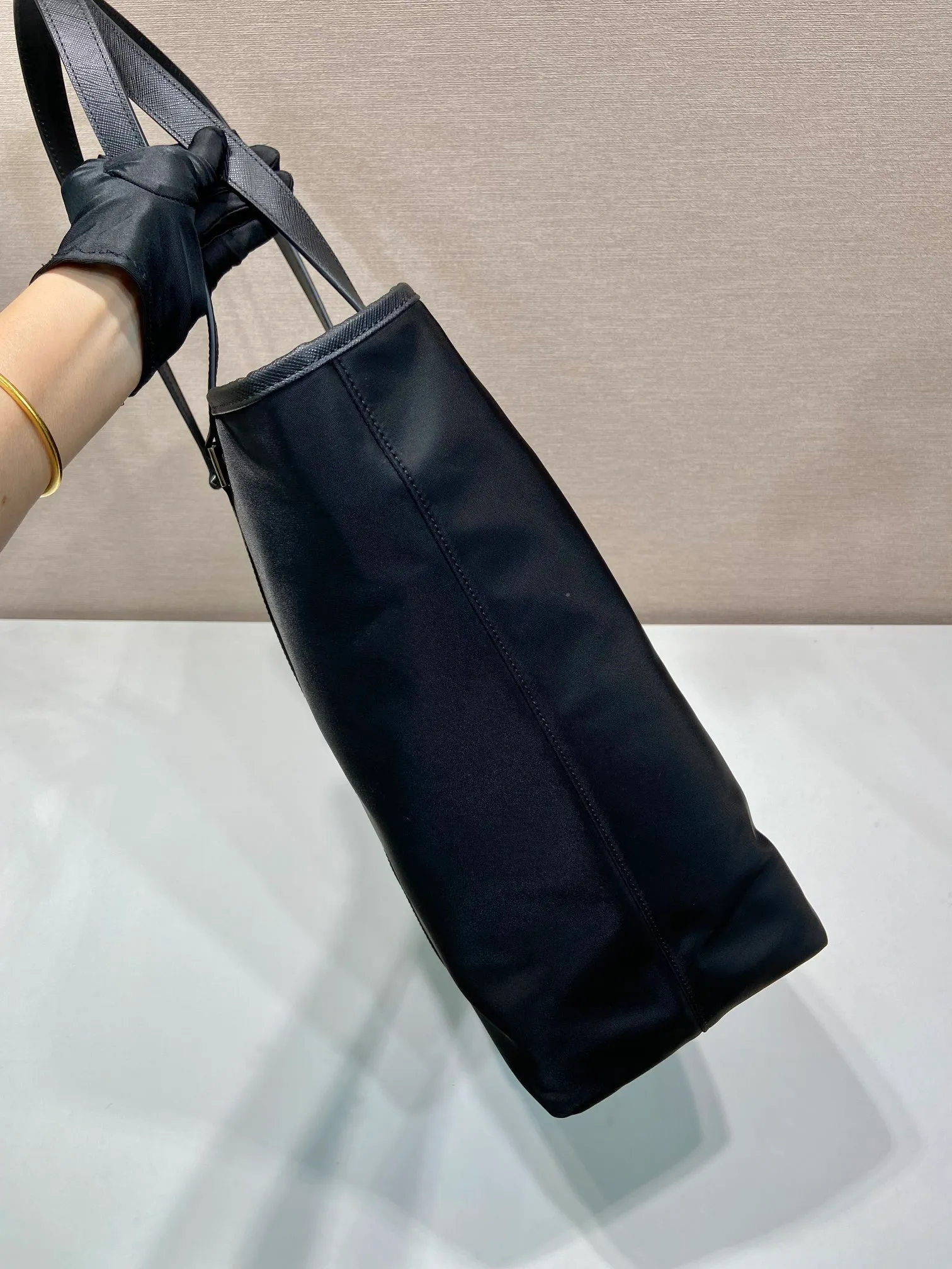 💰1260🎉New tote bag🎉2VG112🎉🎉 This tote bag is made of Re-Nylon regenerated nylon, decorated with Saffiano leather details, flat leather handles, enamelled metal triangle logo on the front, internal zipper pocket, large capacity, lightweight and practical, get it now🎉🎉 Length 40x Height 38x Bottom 16cm🎉🎉🎉👏👏👏