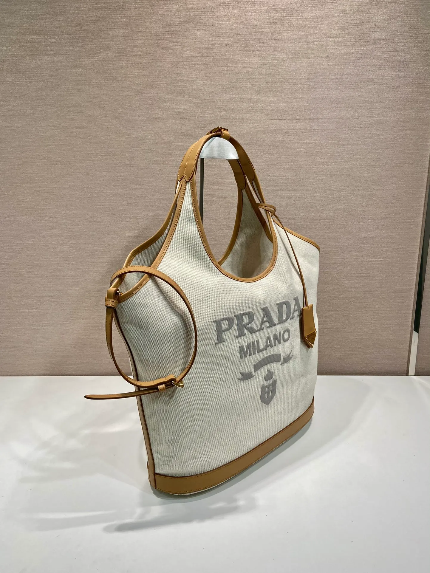 💰1320🎉New Tote Bag🎉1BG472 Large🎉🎉 This tote bag is made of linen blended fabric, showing a fashionable volume and exquisite geometric shape. It is embellished with an embossed letter logo on the front (it has a three-dimensional feel). It is casual and versatile, with ample capacity. It is embellished with contrasting calfskin leather details, adding a touch of elegance and charm. Detachable keychain, hurry up and get it, it is another popular style that will never go out of style🎉🎉 Length 37.5x Height 30x Bottom 13cm🎉🎉🎉👏👏👏