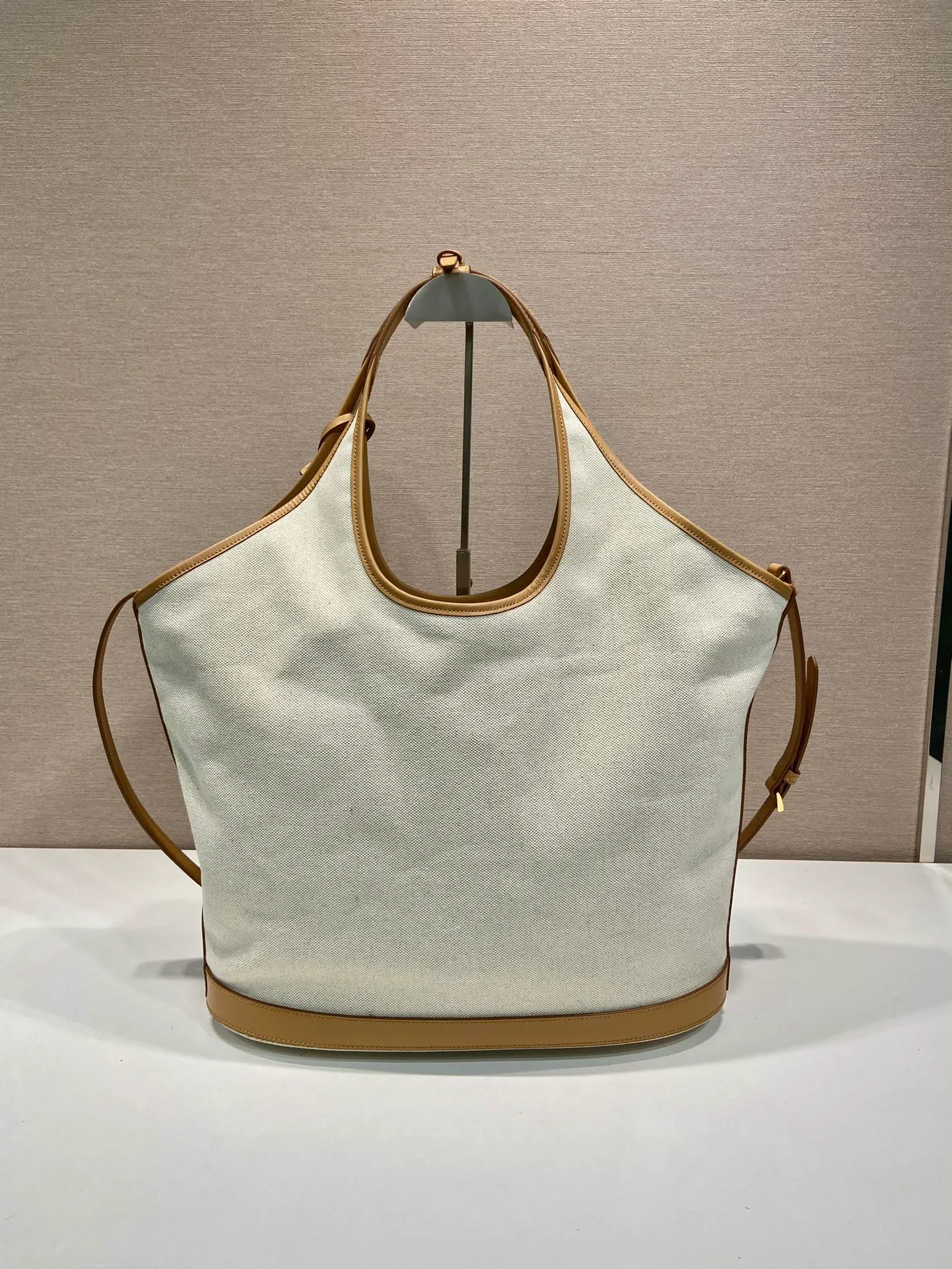 💰1320🎉New Tote Bag🎉1BG472 Large🎉🎉 This tote bag is made of linen blended fabric, showing a fashionable volume and exquisite geometric shape. It is embellished with an embossed letter logo on the front (it has a three-dimensional feel). It is casual and versatile, with ample capacity. It is embellished with contrasting calfskin leather details, adding a touch of elegance and charm. Detachable keychain, hurry up and get it, it is another popular style that will never go out of style🎉🎉 Length 37.5x Height 30x Bottom 13cm🎉🎉🎉👏👏👏