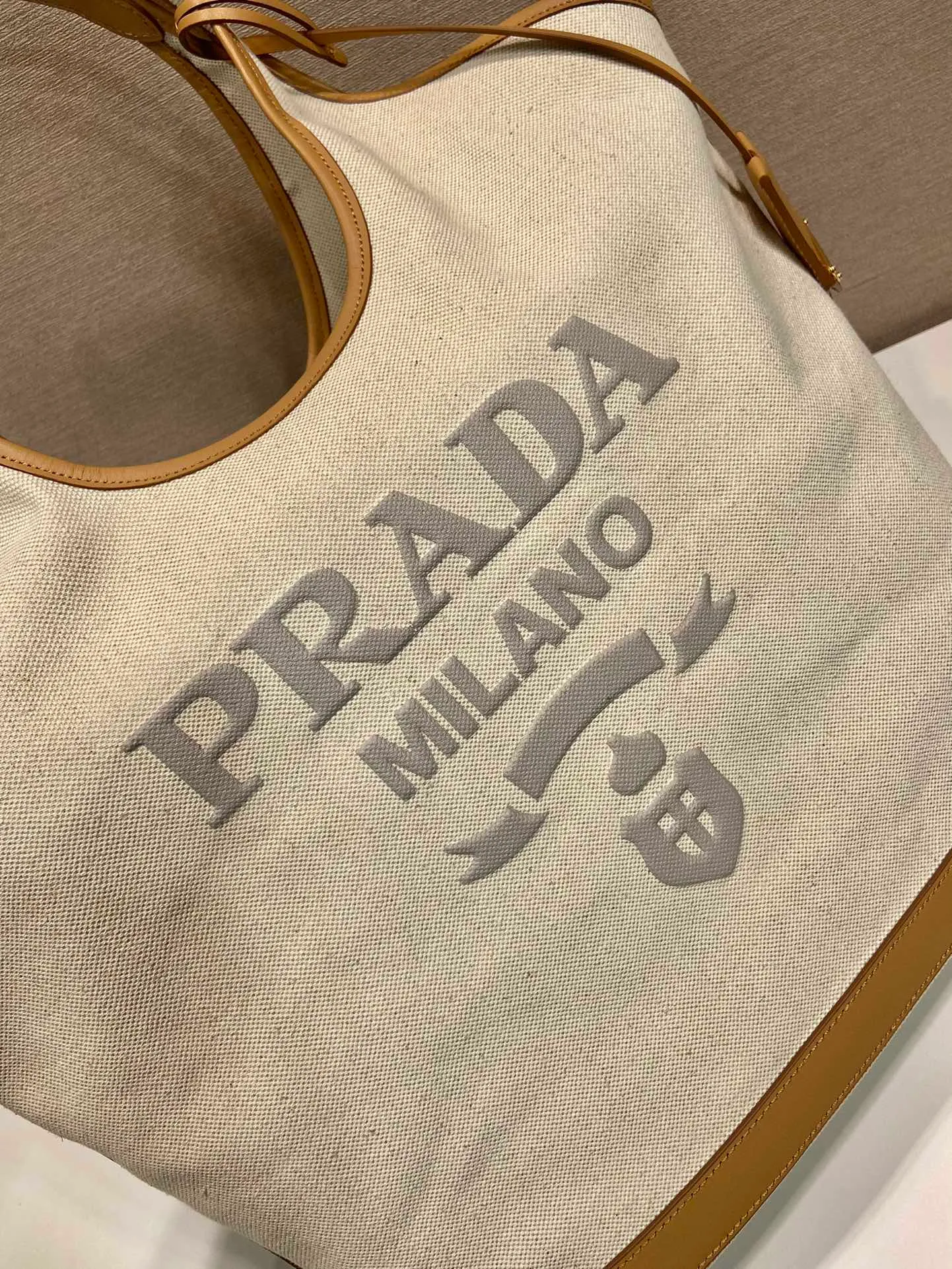 💰1320🎉New Tote Bag🎉1BG472 Large🎉🎉 This tote bag is made of linen blended fabric, showing a fashionable volume and exquisite geometric shape. It is embellished with an embossed letter logo on the front (it has a three-dimensional feel). It is casual and versatile, with ample capacity. It is embellished with contrasting calfskin leather details, adding a touch of elegance and charm. Detachable keychain, hurry up and get it, it is another popular style that will never go out of style🎉🎉 Length 37.5x Height 30x Bottom 13cm🎉🎉🎉👏👏👏