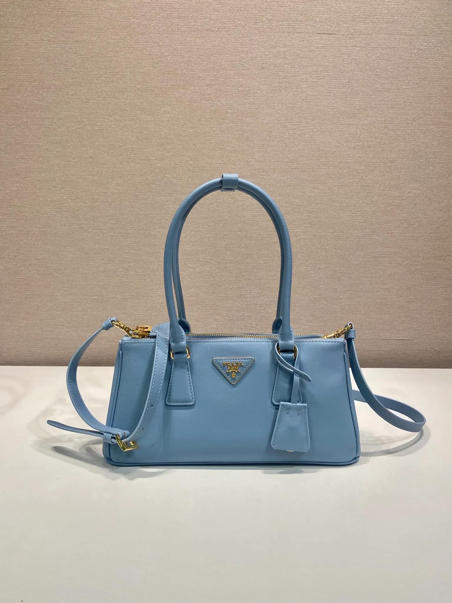 💰1700🎉 New killer bag 🎉 1BA457 new color 🎉🎉 This killer bag is made of imported calfskin, top-grade hardware, equipped with a detachable and adjustable long shoulder strap, large capacity space, and the upper body is very beautiful. Yes, it is back with double cleats, and it is another popular style that will never go out of style 🎉 Hurry up and get it 👏👏 Length 28x Height 14x Bottom 10.5cm👏👏👏💰💰💰