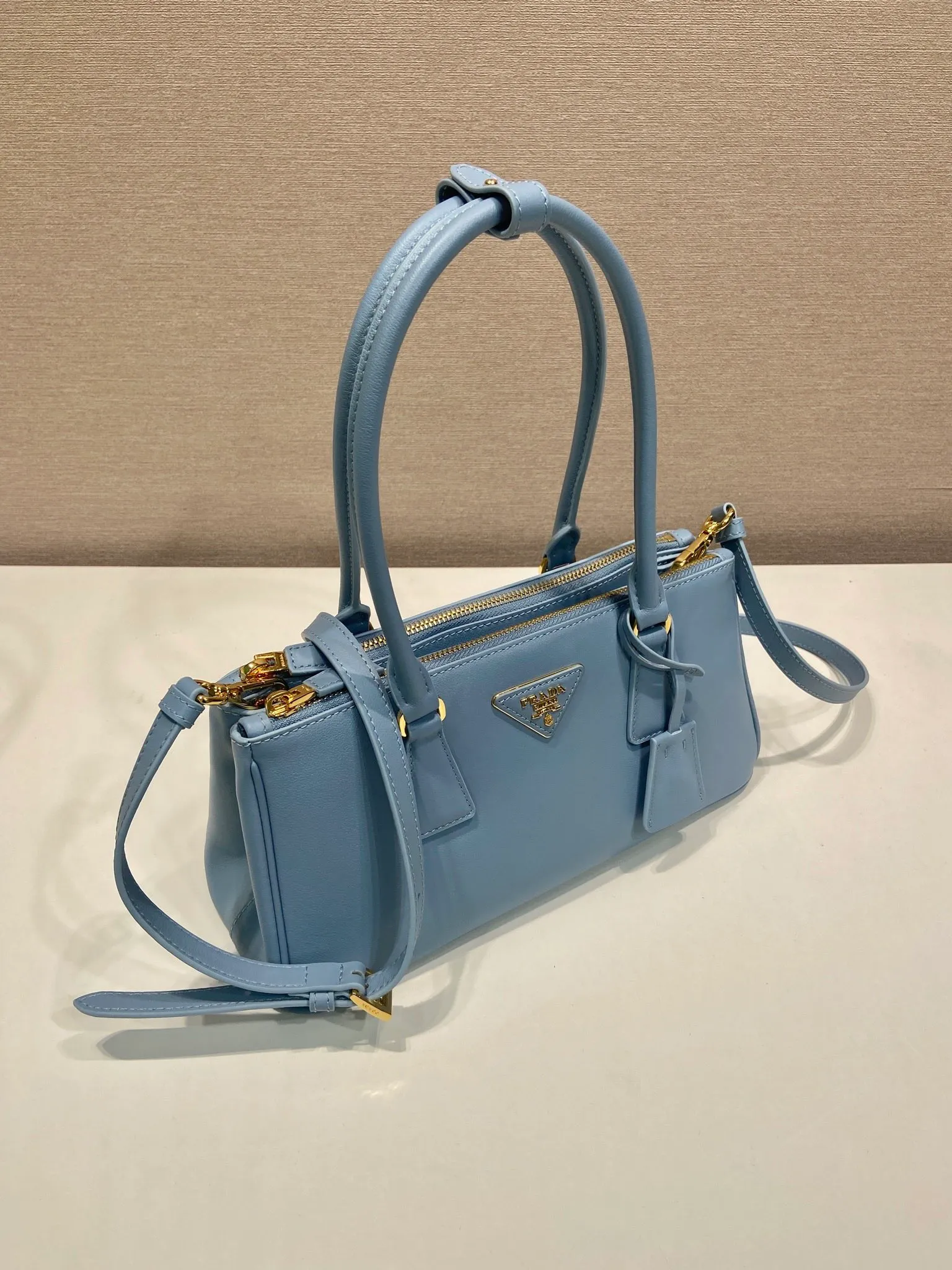 💰1700🎉 New killer bag 🎉 1BA457 new color 🎉🎉 This killer bag is made of imported calfskin, top-grade hardware, equipped with a detachable and adjustable long shoulder strap, large capacity space, and the upper body is very beautiful. Yes, it is back with double cleats, and it is another popular style that will never go out of style 🎉 Hurry up and get it 👏👏 Length 28x Height 14x Bottom 10.5cm👏👏👏💰💰💰
