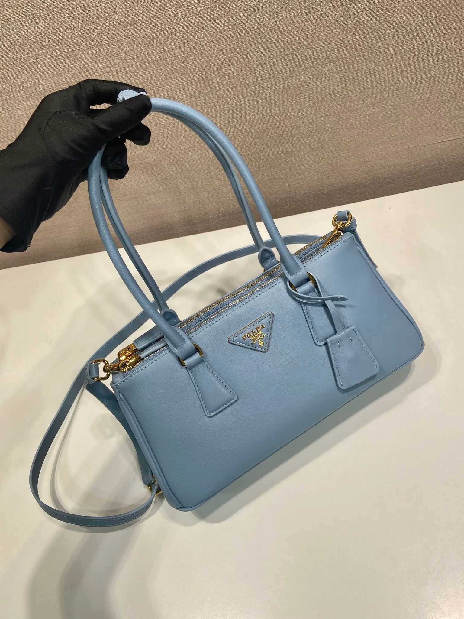 💰1700🎉 New killer bag 🎉 1BA457 new color 🎉🎉 This killer bag is made of imported calfskin, top-grade hardware, equipped with a detachable and adjustable long shoulder strap, large capacity space, and the upper body is very beautiful. Yes, it is back with double cleats, and it is another popular style that will never go out of style 🎉 Hurry up and get it 👏👏 Length 28x Height 14x Bottom 10.5cm👏👏👏💰💰💰