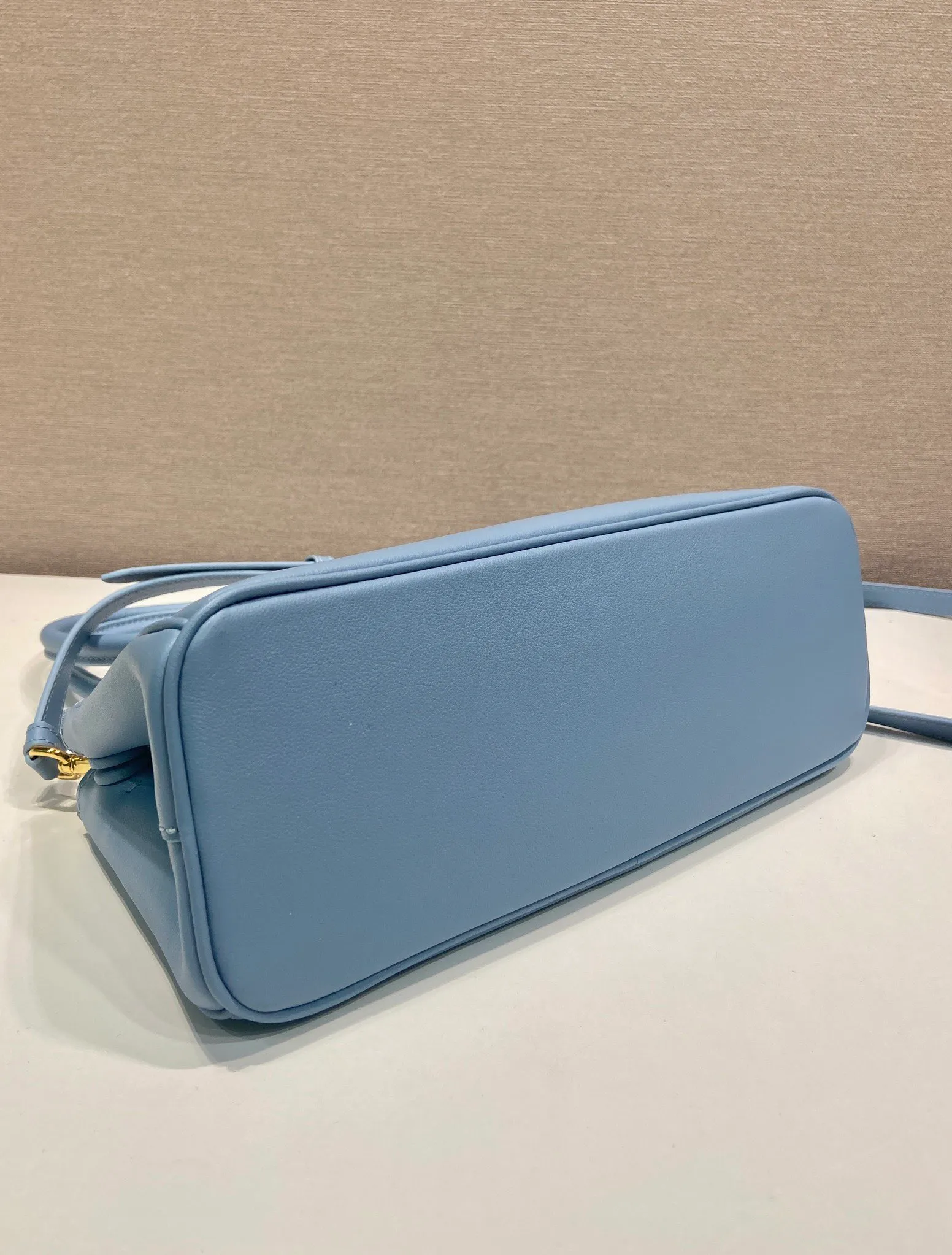 💰1700🎉 New killer bag 🎉 1BA457 new color 🎉🎉 This killer bag is made of imported calfskin, top-grade hardware, equipped with a detachable and adjustable long shoulder strap, large capacity space, and the upper body is very beautiful. Yes, it is back with double cleats, and it is another popular style that will never go out of style 🎉 Hurry up and get it 👏👏 Length 28x Height 14x Bottom 10.5cm👏👏👏💰💰💰