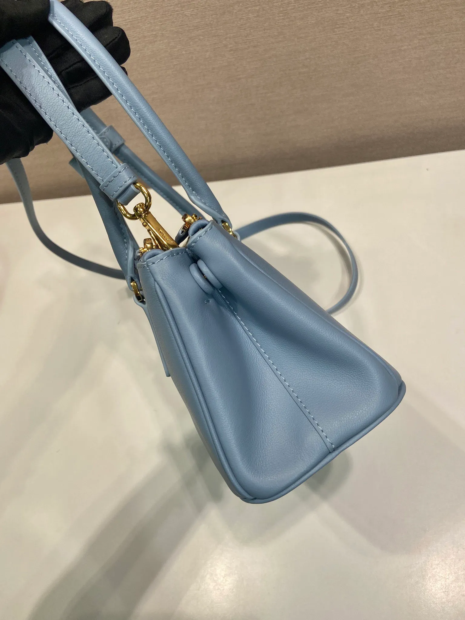 💰1700🎉 New killer bag 🎉 1BA457 new color 🎉🎉 This killer bag is made of imported calfskin, top-grade hardware, equipped with a detachable and adjustable long shoulder strap, large capacity space, and the upper body is very beautiful. Yes, it is back with double cleats, and it is another popular style that will never go out of style 🎉 Hurry up and get it 👏👏 Length 28x Height 14x Bottom 10.5cm👏👏👏💰💰💰