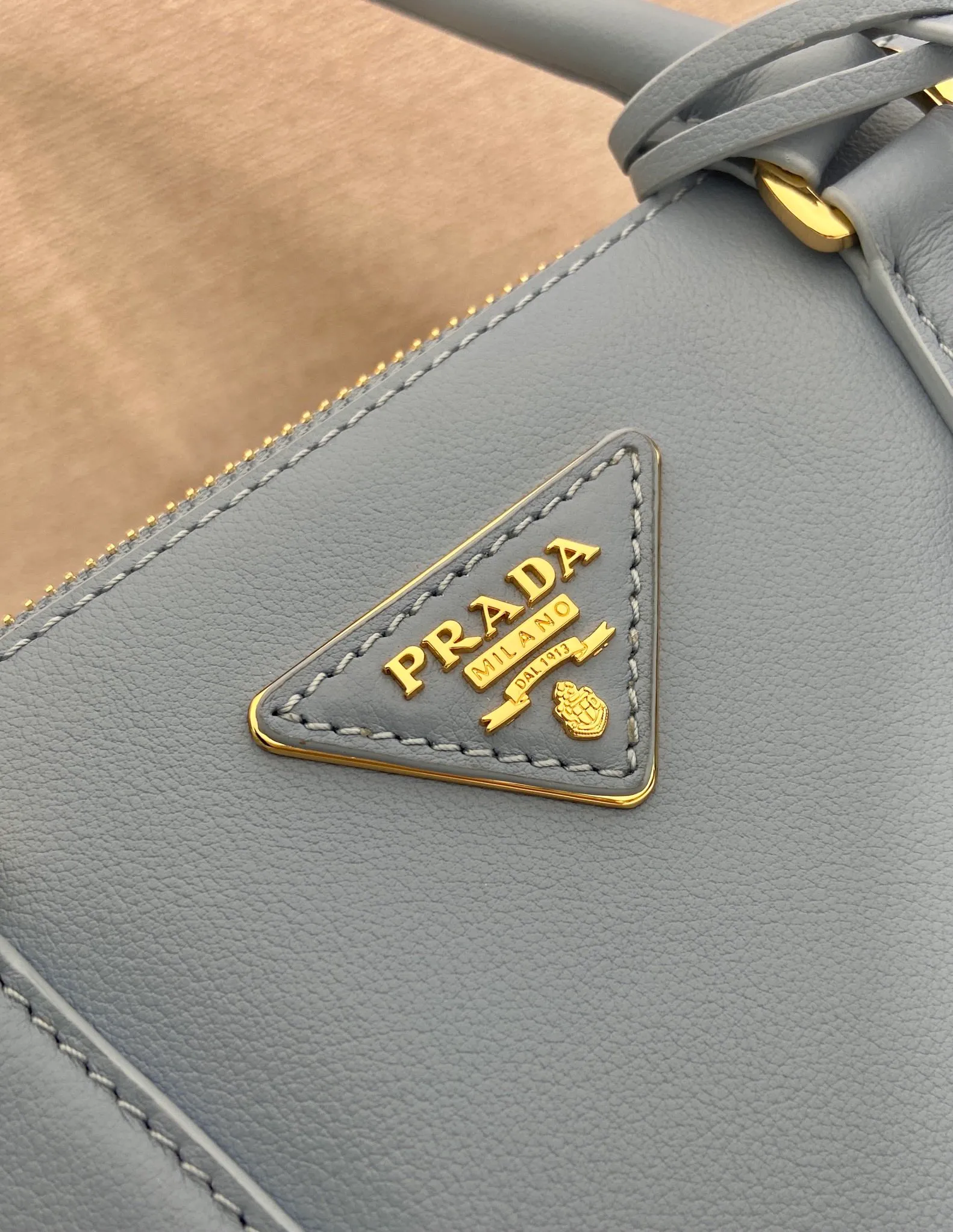 💰1700🎉 New killer bag 🎉 1BA457 new color 🎉🎉 This killer bag is made of imported calfskin, top-grade hardware, equipped with a detachable and adjustable long shoulder strap, large capacity space, and the upper body is very beautiful. Yes, it is back with double cleats, and it is another popular style that will never go out of style 🎉 Hurry up and get it 👏👏 Length 28x Height 14x Bottom 10.5cm👏👏👏💰💰💰