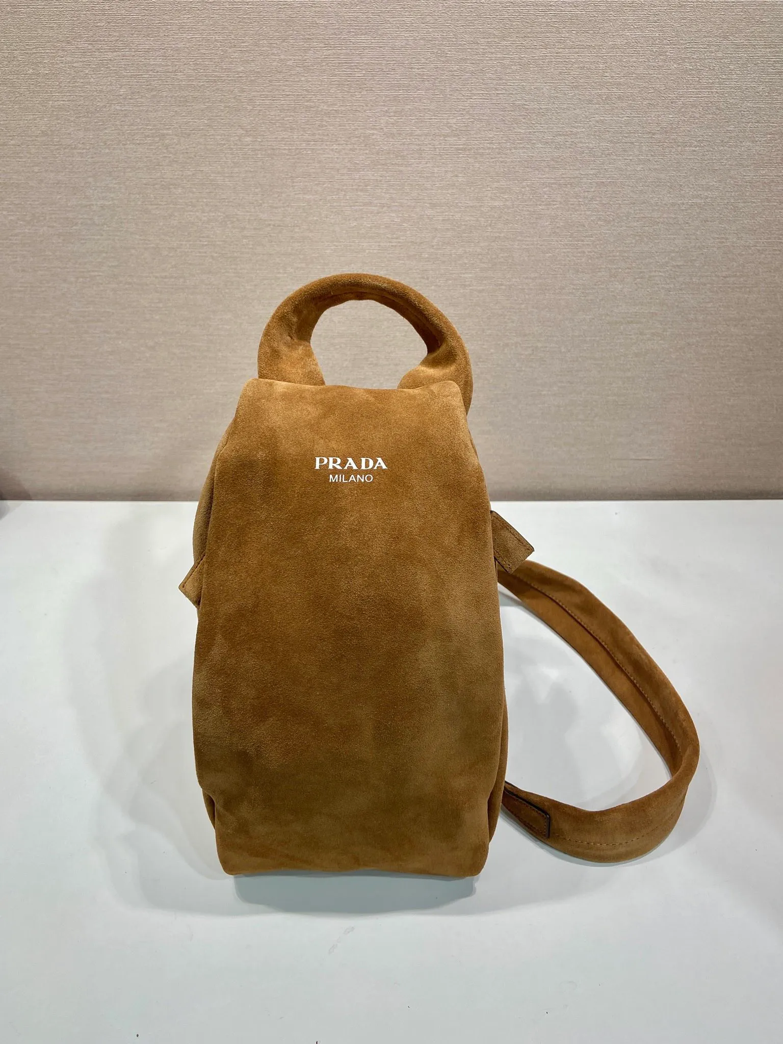 💰1360🎉New chest bag🎉2VZ114 suede leather🎉🎉 This chest bag is designed with craftsmanship and uses soft suede leather to interpret the modernist geometric shape. The interior is made of sheepskin, and the letter logo shows your identity. The one-shoulder version combines sports functionality with contemporary sophistication. Pulls on both sides to open and close, babies, hurry up and get it🎉🎉 Length 18x Height 32x Bottom 11cm🎉🎉🎉💰💰💰