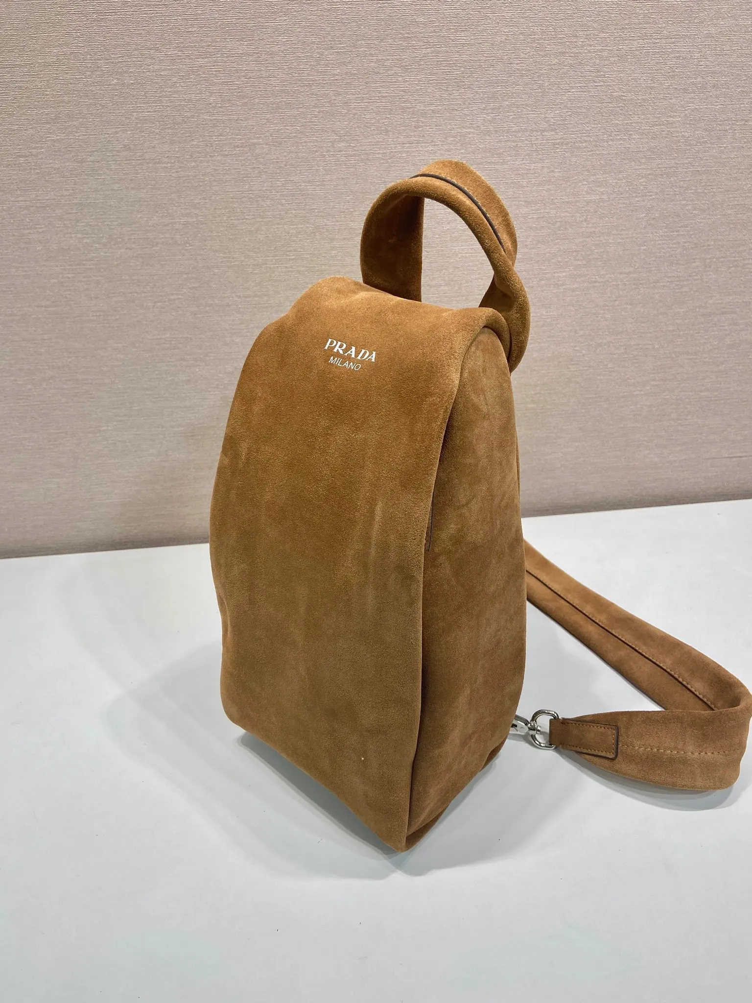 💰1360🎉New chest bag🎉2VZ114 suede leather🎉🎉 This chest bag is designed with craftsmanship and uses soft suede leather to interpret the modernist geometric shape. The interior is made of sheepskin, and the letter logo shows your identity. The one-shoulder version combines sports functionality with contemporary sophistication. Pulls on both sides to open and close, babies, hurry up and get it🎉🎉 Length 18x Height 32x Bottom 11cm🎉🎉🎉💰💰💰