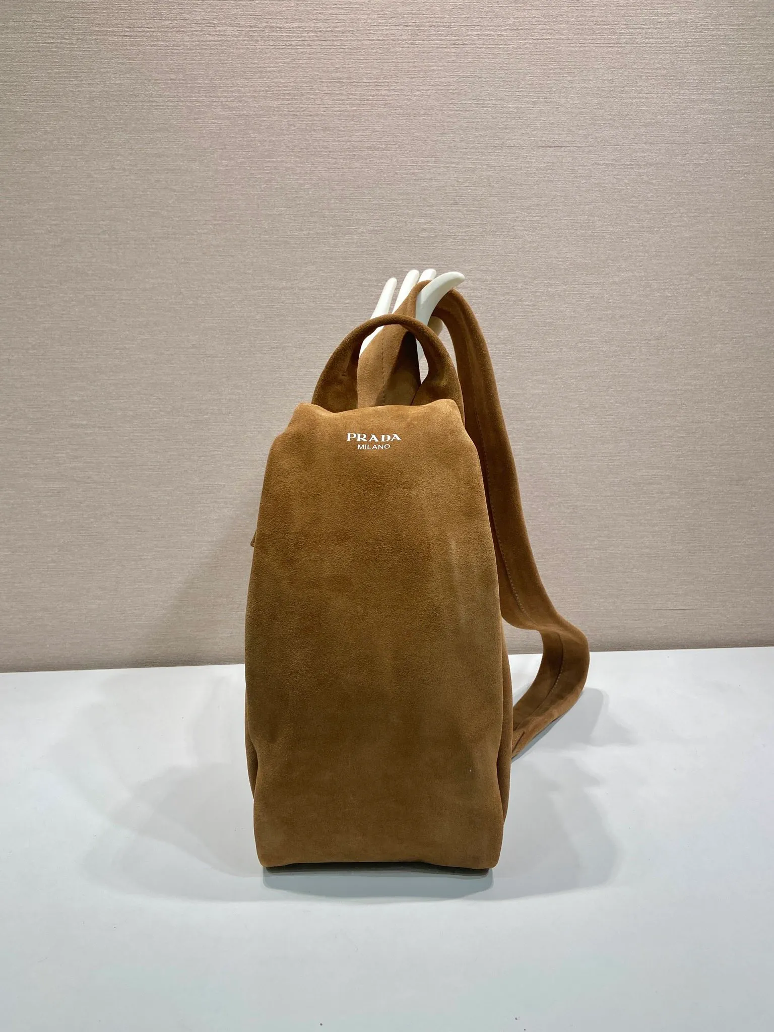💰1360🎉New chest bag🎉2VZ114 suede leather🎉🎉 This chest bag is designed with craftsmanship and uses soft suede leather to interpret the modernist geometric shape. The interior is made of sheepskin, and the letter logo shows your identity. The one-shoulder version combines sports functionality with contemporary sophistication. Pulls on both sides to open and close, babies, hurry up and get it🎉🎉 Length 18x Height 32x Bottom 11cm🎉🎉🎉💰💰💰