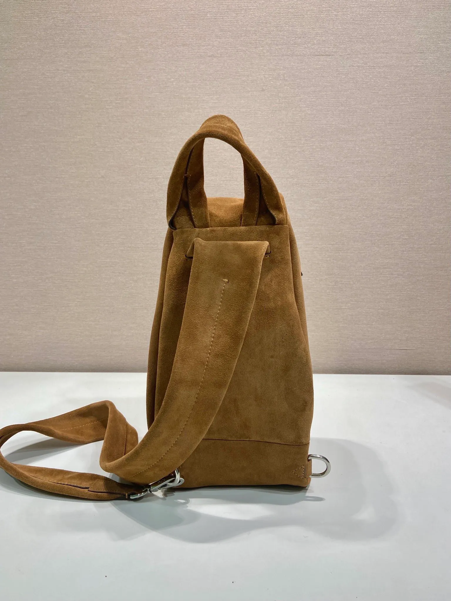 💰1360🎉New chest bag🎉2VZ114 suede leather🎉🎉 This chest bag is designed with craftsmanship and uses soft suede leather to interpret the modernist geometric shape. The interior is made of sheepskin, and the letter logo shows your identity. The one-shoulder version combines sports functionality with contemporary sophistication. Pulls on both sides to open and close, babies, hurry up and get it🎉🎉 Length 18x Height 32x Bottom 11cm🎉🎉🎉💰💰💰