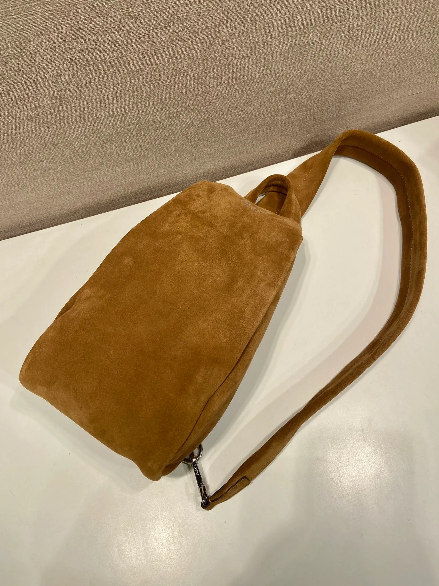 💰1360🎉New chest bag🎉2VZ114 suede leather🎉🎉 This chest bag is designed with craftsmanship and uses soft suede leather to interpret the modernist geometric shape. The interior is made of sheepskin, and the letter logo shows your identity. The one-shoulder version combines sports functionality with contemporary sophistication. Pulls on both sides to open and close, babies, hurry up and get it🎉🎉 Length 18x Height 32x Bottom 11cm🎉🎉🎉💰💰💰