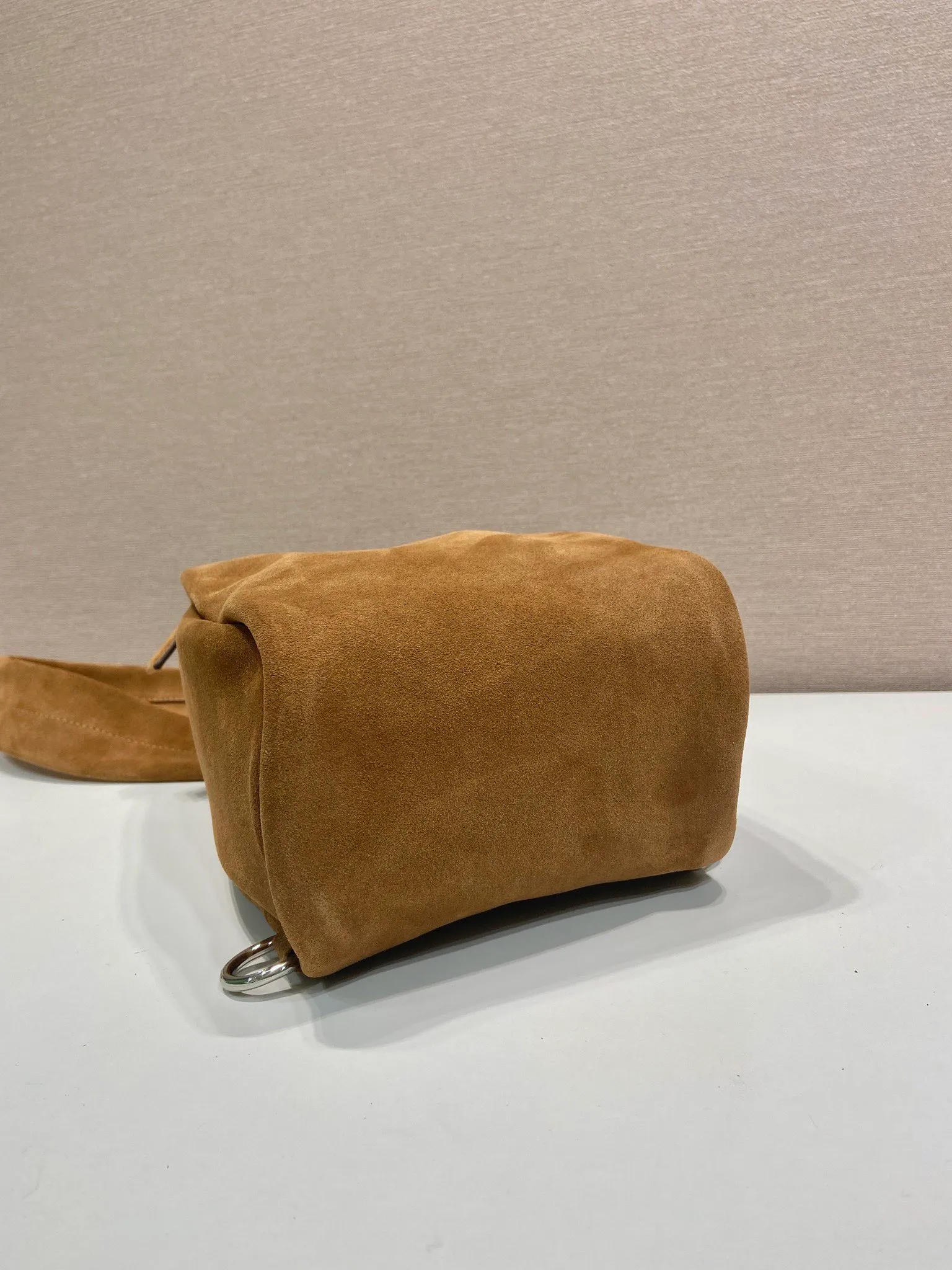 💰1360🎉New chest bag🎉2VZ114 suede leather🎉🎉 This chest bag is designed with craftsmanship and uses soft suede leather to interpret the modernist geometric shape. The interior is made of sheepskin, and the letter logo shows your identity. The one-shoulder version combines sports functionality with contemporary sophistication. Pulls on both sides to open and close, babies, hurry up and get it🎉🎉 Length 18x Height 32x Bottom 11cm🎉🎉🎉💰💰💰