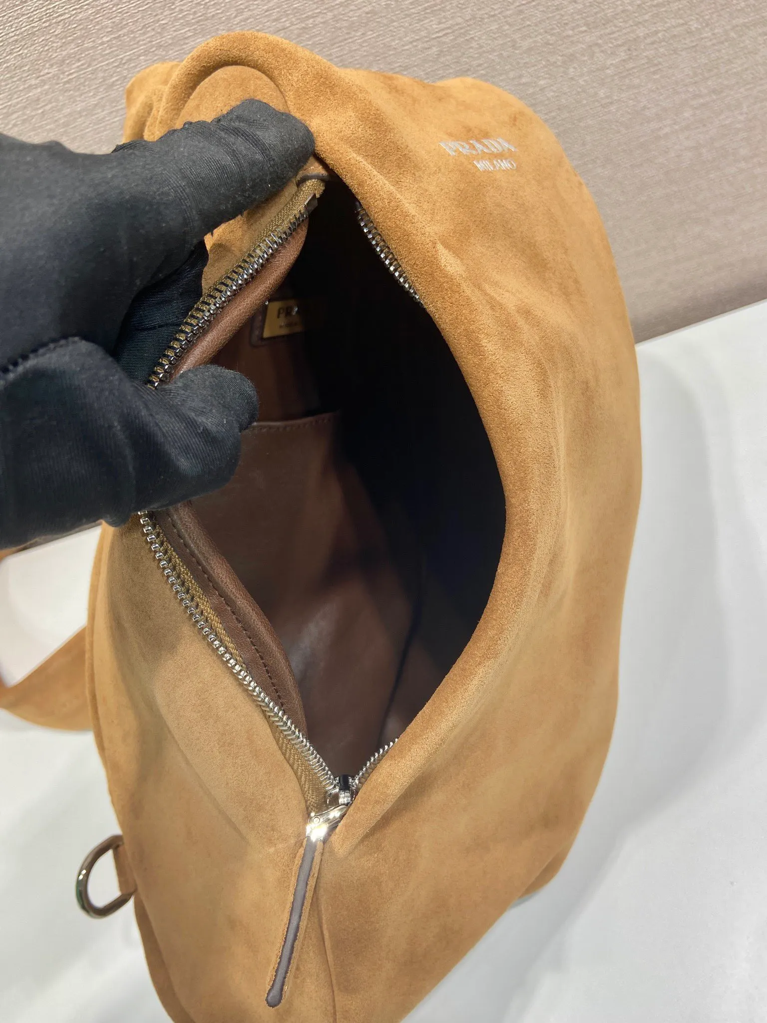💰1360🎉New chest bag🎉2VZ114 suede leather🎉🎉 This chest bag is designed with craftsmanship and uses soft suede leather to interpret the modernist geometric shape. The interior is made of sheepskin, and the letter logo shows your identity. The one-shoulder version combines sports functionality with contemporary sophistication. Pulls on both sides to open and close, babies, hurry up and get it🎉🎉 Length 18x Height 32x Bottom 11cm🎉🎉🎉💰💰💰