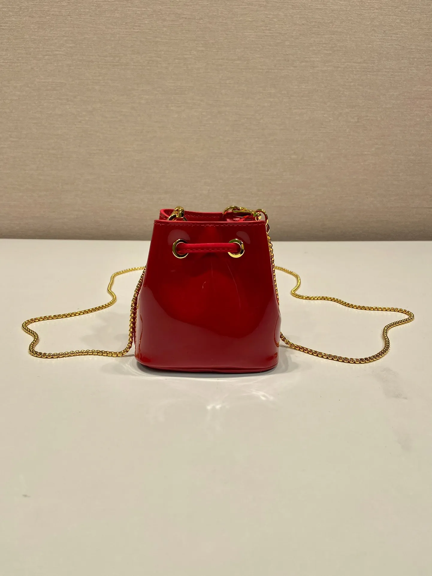 💰960🎉Patent leather bucket🎉1NR016 calfskin🎉🎉 This patent leather bucket is made of imported glossy cowhide and enamel-coated metal triangle logo decorated opening and closing design. Metal iron can be spanned diagonally. So cute😍, the effect is very eye-catching, so cute and cool, don’t you feel moved😙😙, beauties. Get it now. So beautiful and cute😋😋 Length 10x height 12x base 7cm🎉🎉🎉👏👏👏